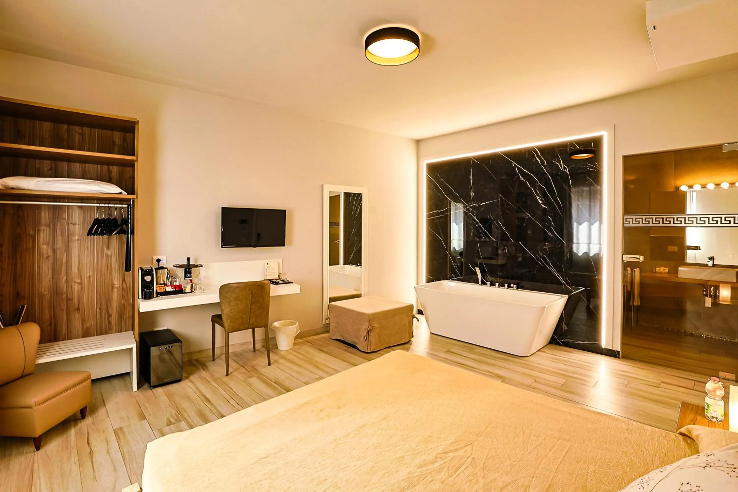 Photo of the whole room, Bed in Le Suite