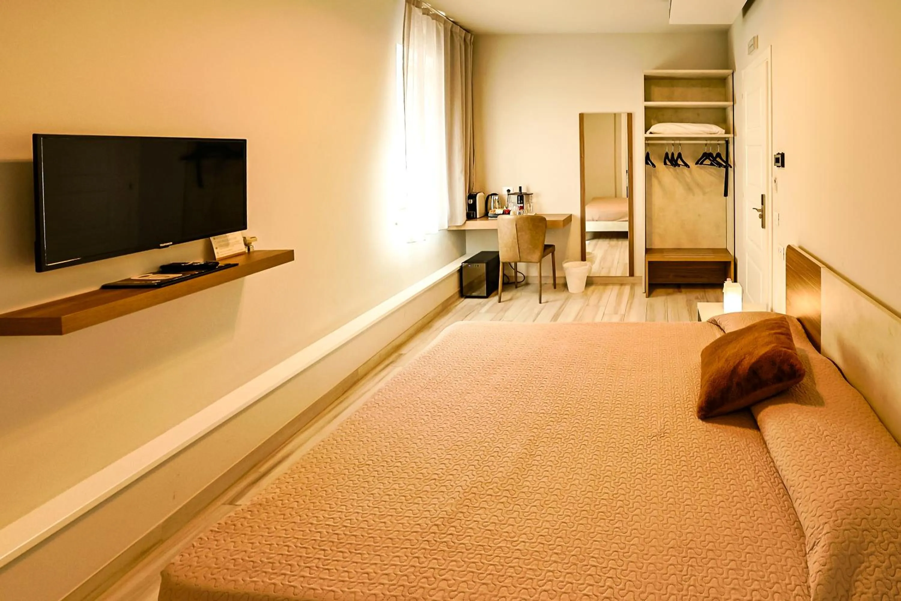 Photo of the whole room, Bed in Le Suite