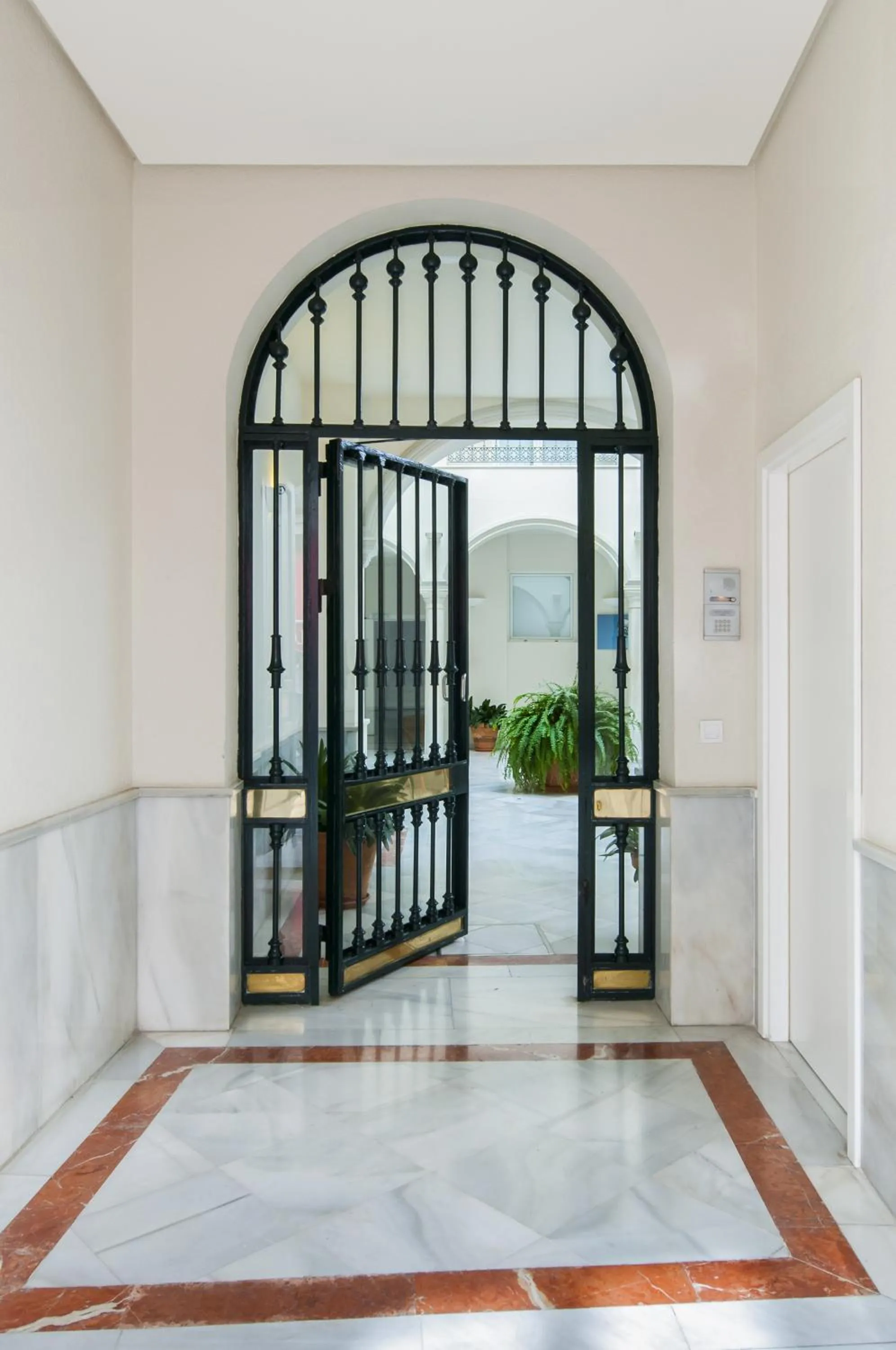 Facade/entrance in Suites Sevilla Plaza