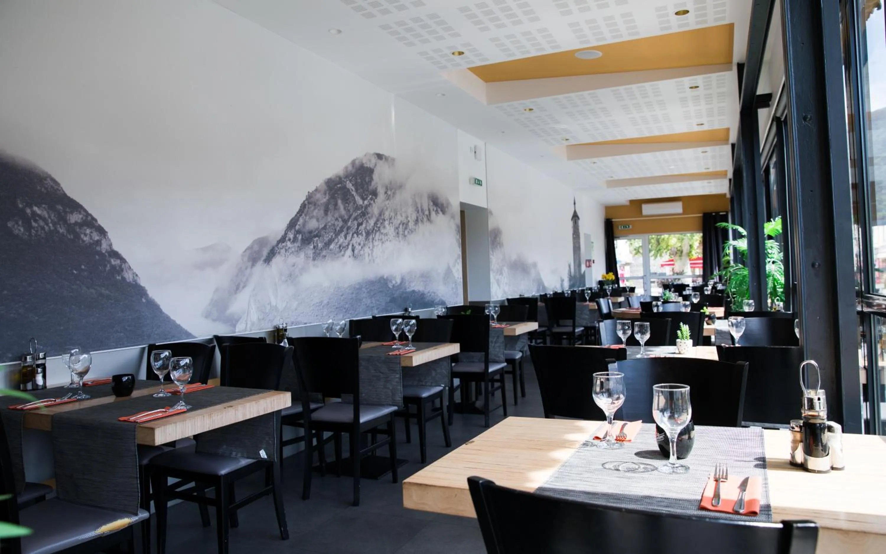 Restaurant/places to eat in Hôtel Le Bellevue