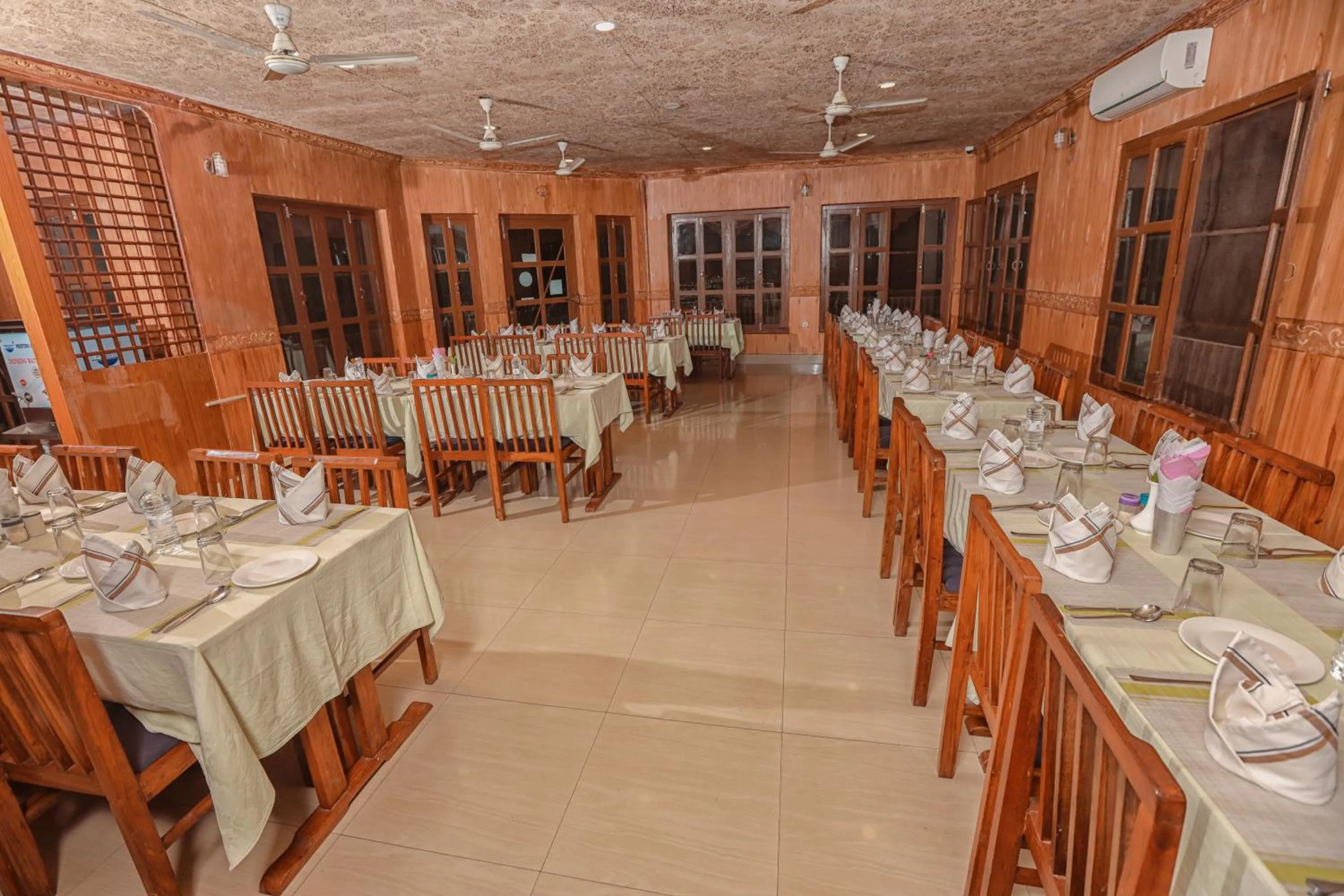 Restaurant/places to eat in Hotel Wildlife Camp