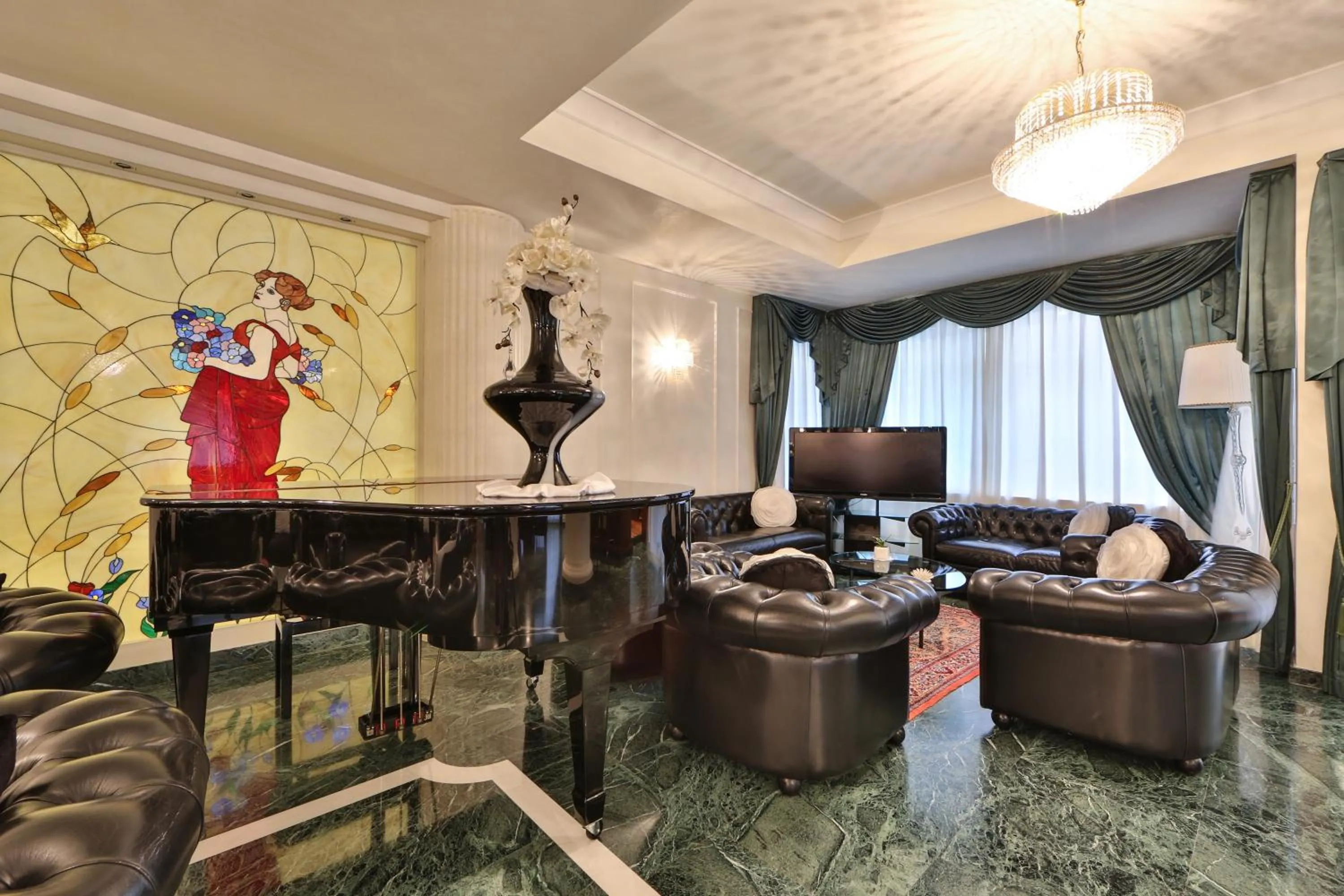 Communal lounge/ TV room in Hotel Globus, Sure Hotel Collection by Best Western