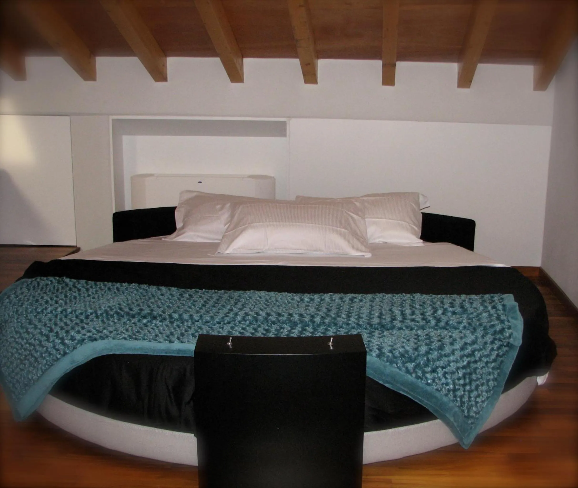 Bed in Parizzi Suites & Restaurant