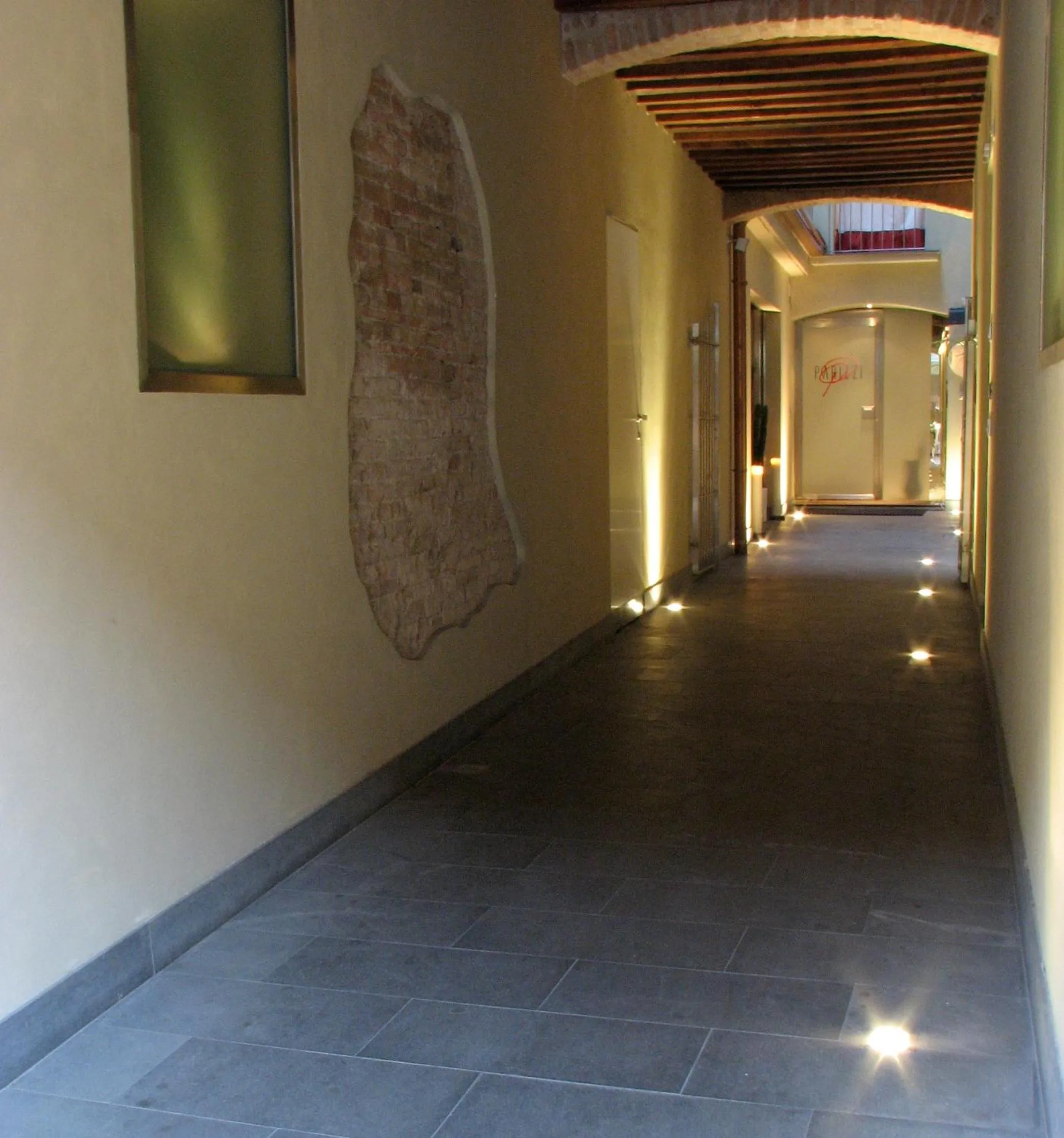 Restaurant/places to eat in Parizzi Suites & Restaurant