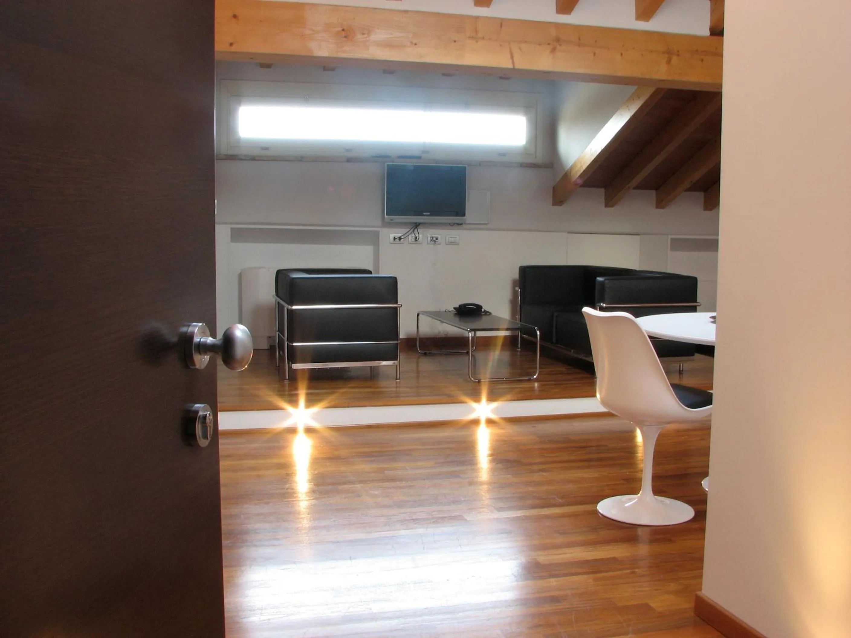 TV and multimedia in Parizzi Suites & Restaurant