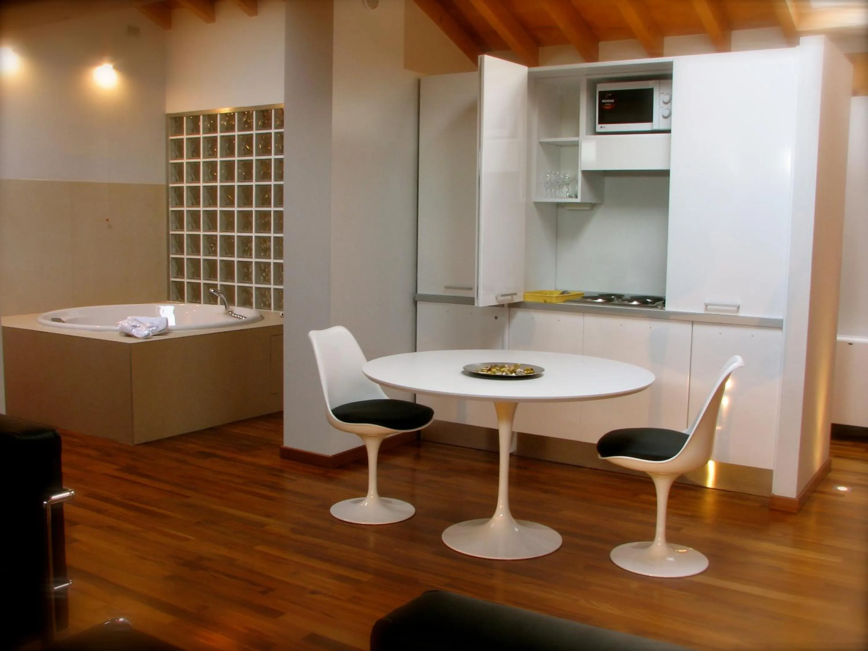 Kitchen or kitchenette in Parizzi Suites & Restaurant