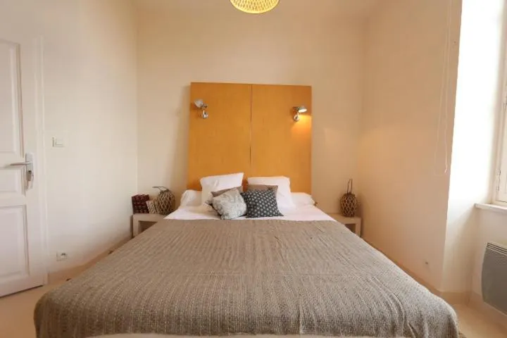 Bed in Vignoble Château Piéguë - winery