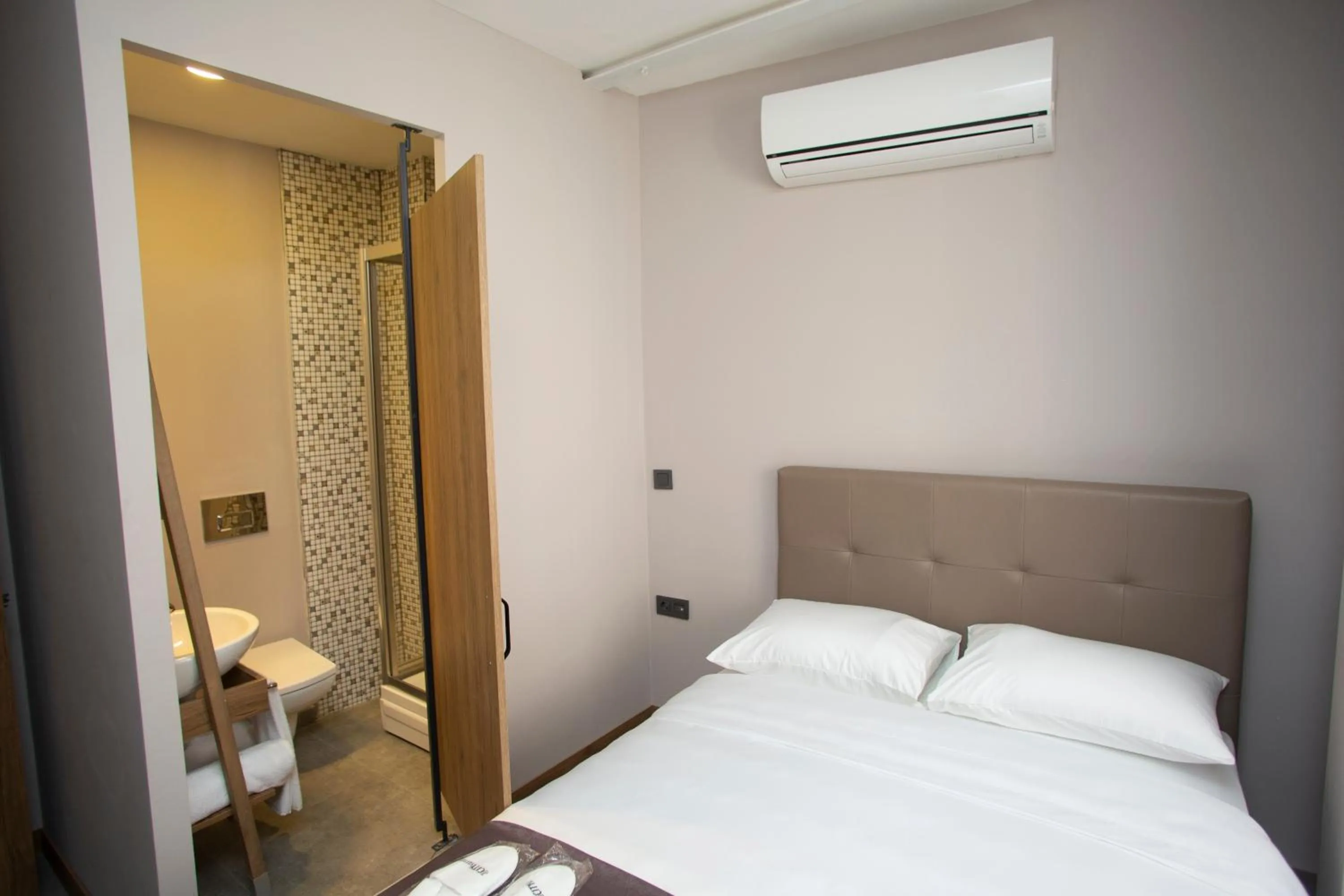 Photo of the whole room, Bed in Jurnal Hotel