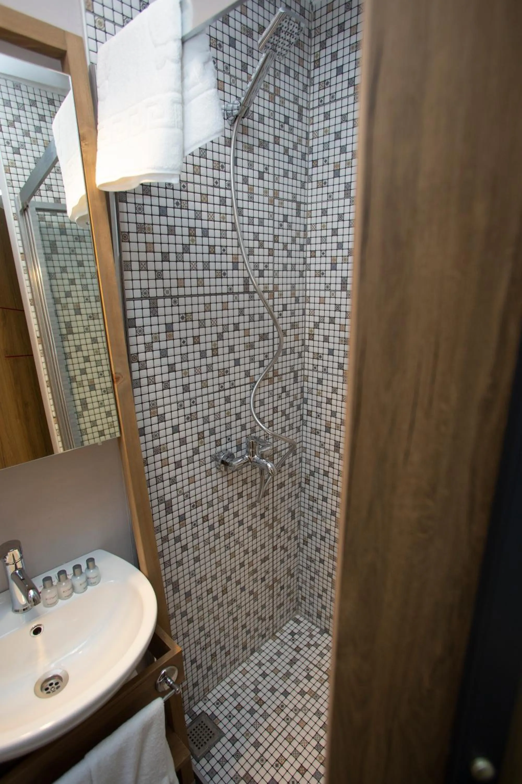 Shower in Jurnal Hotel