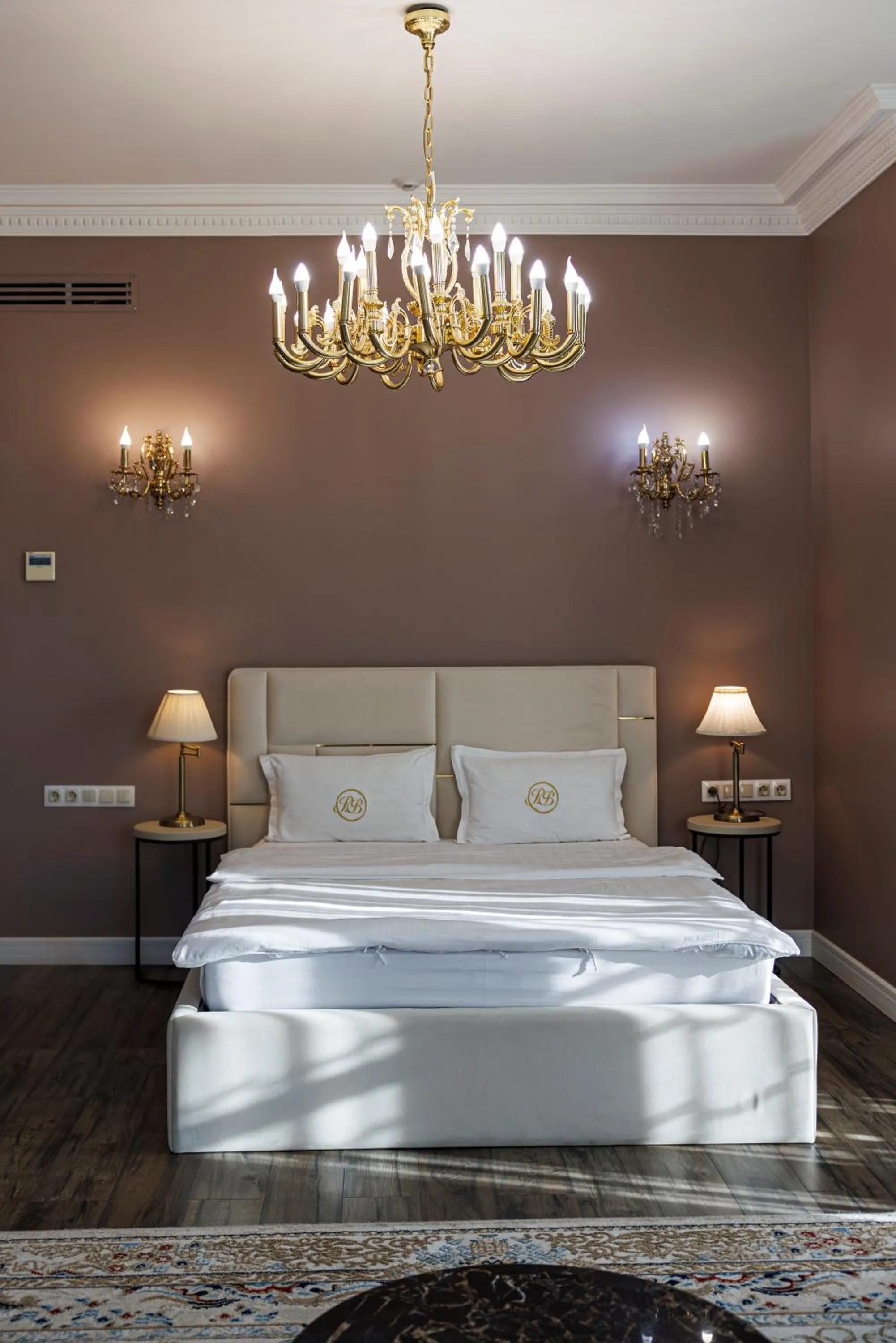 Photo of the whole room, Bed in Royal BV