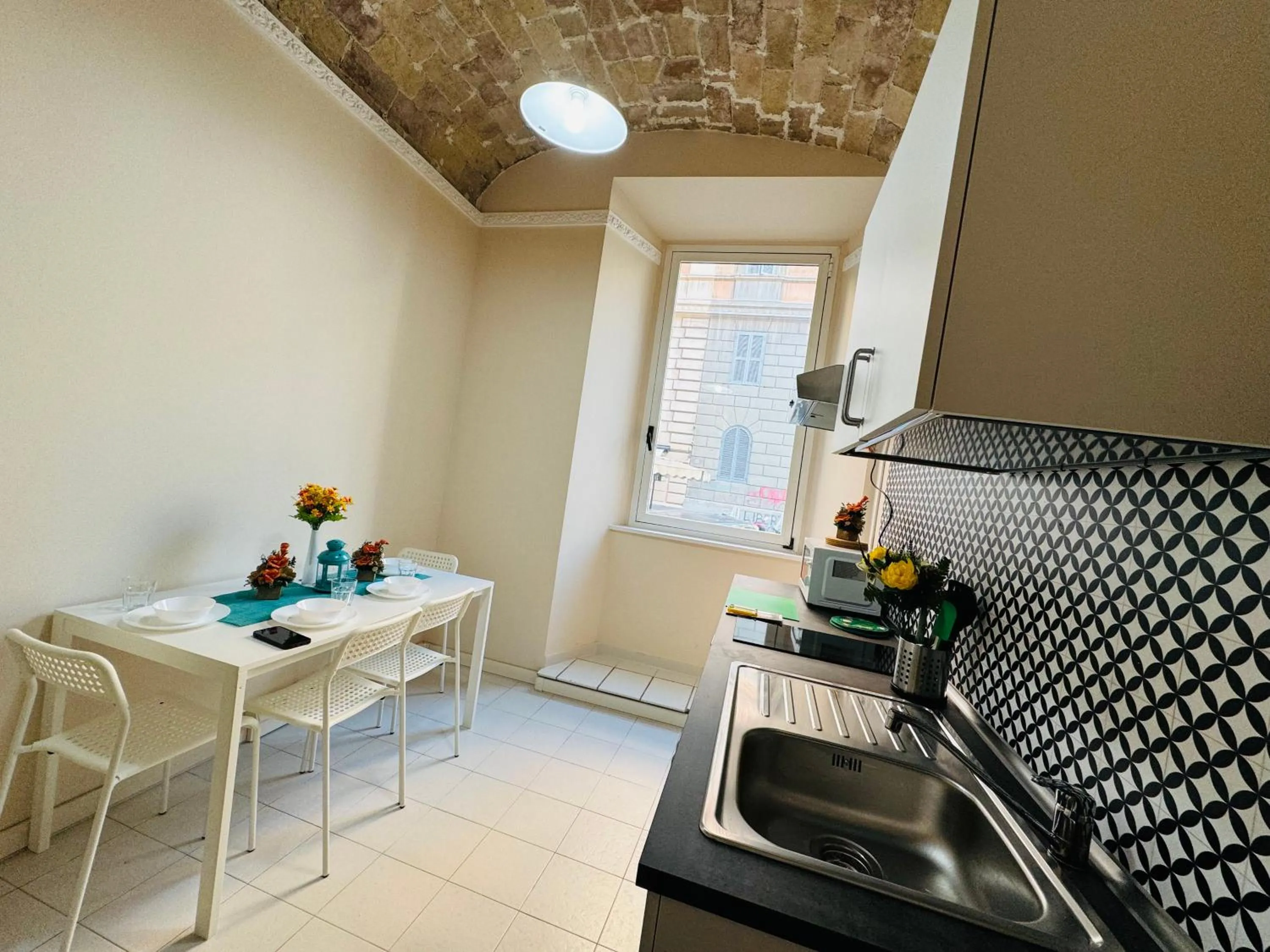 Kitchen or kitchenette in B&B Rome Terminal House