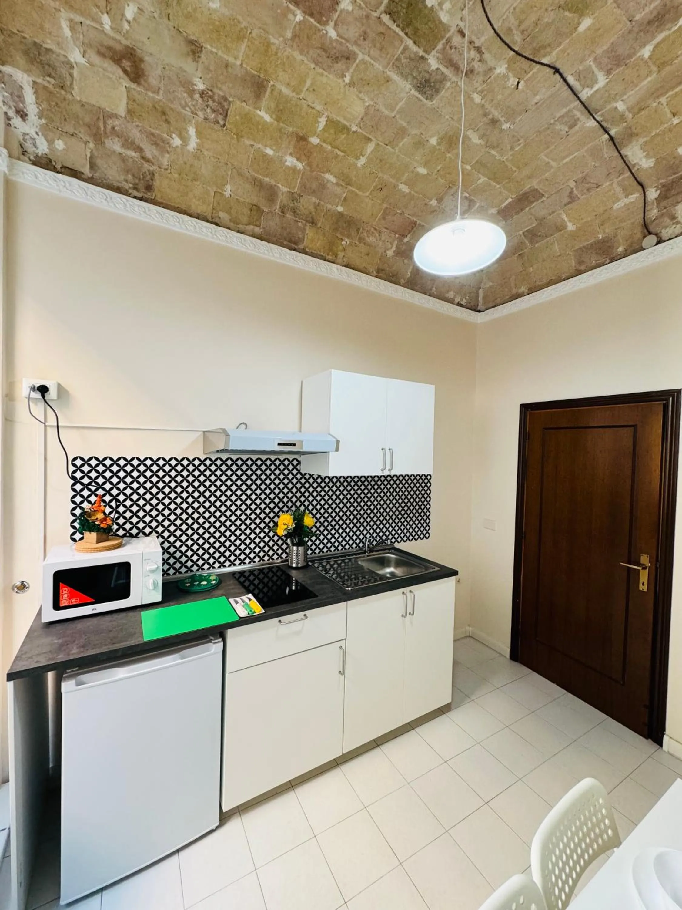Kitchen or kitchenette in B&B Rome Terminal House