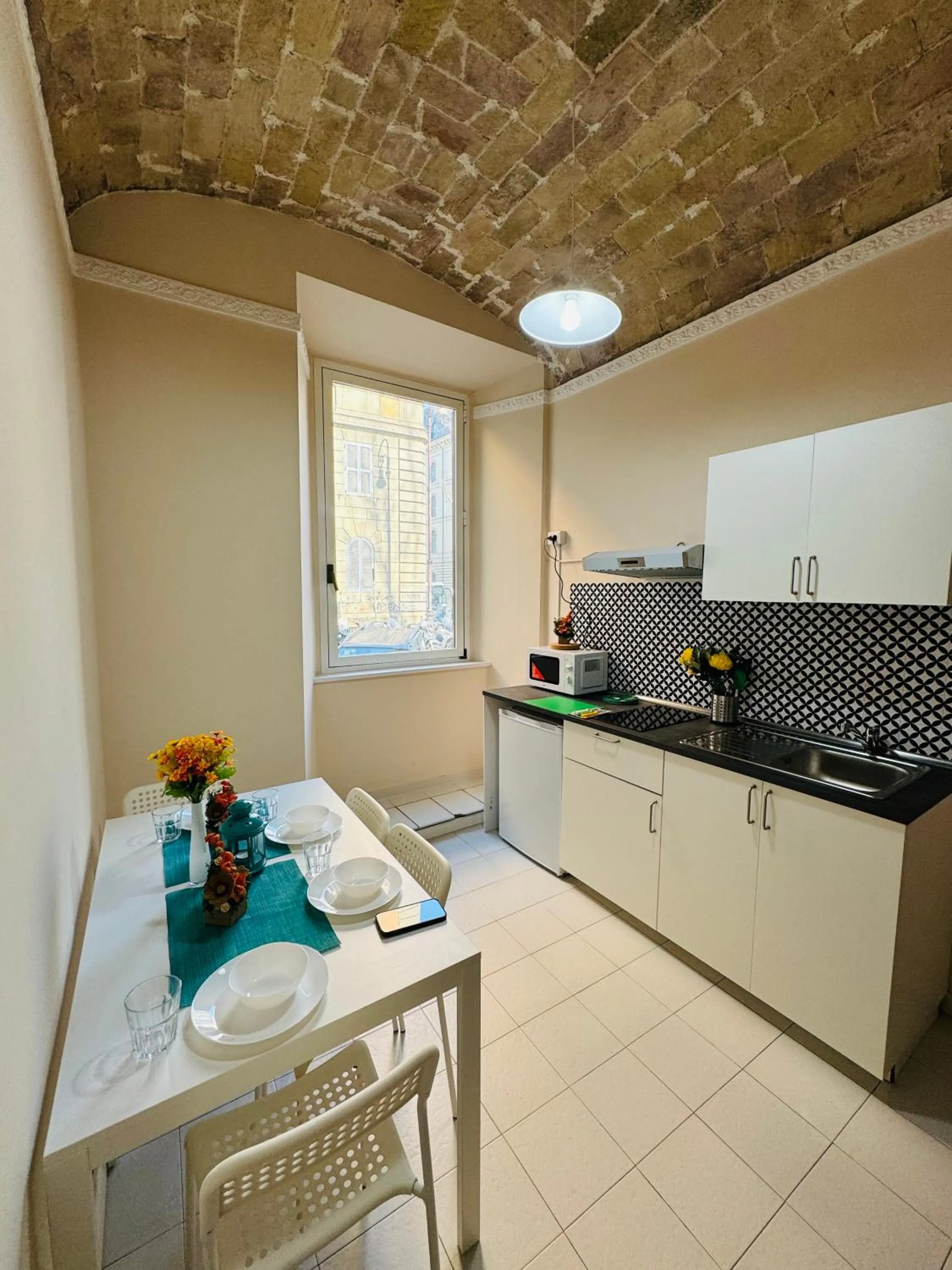 Kitchen or kitchenette in B&B Rome Terminal House