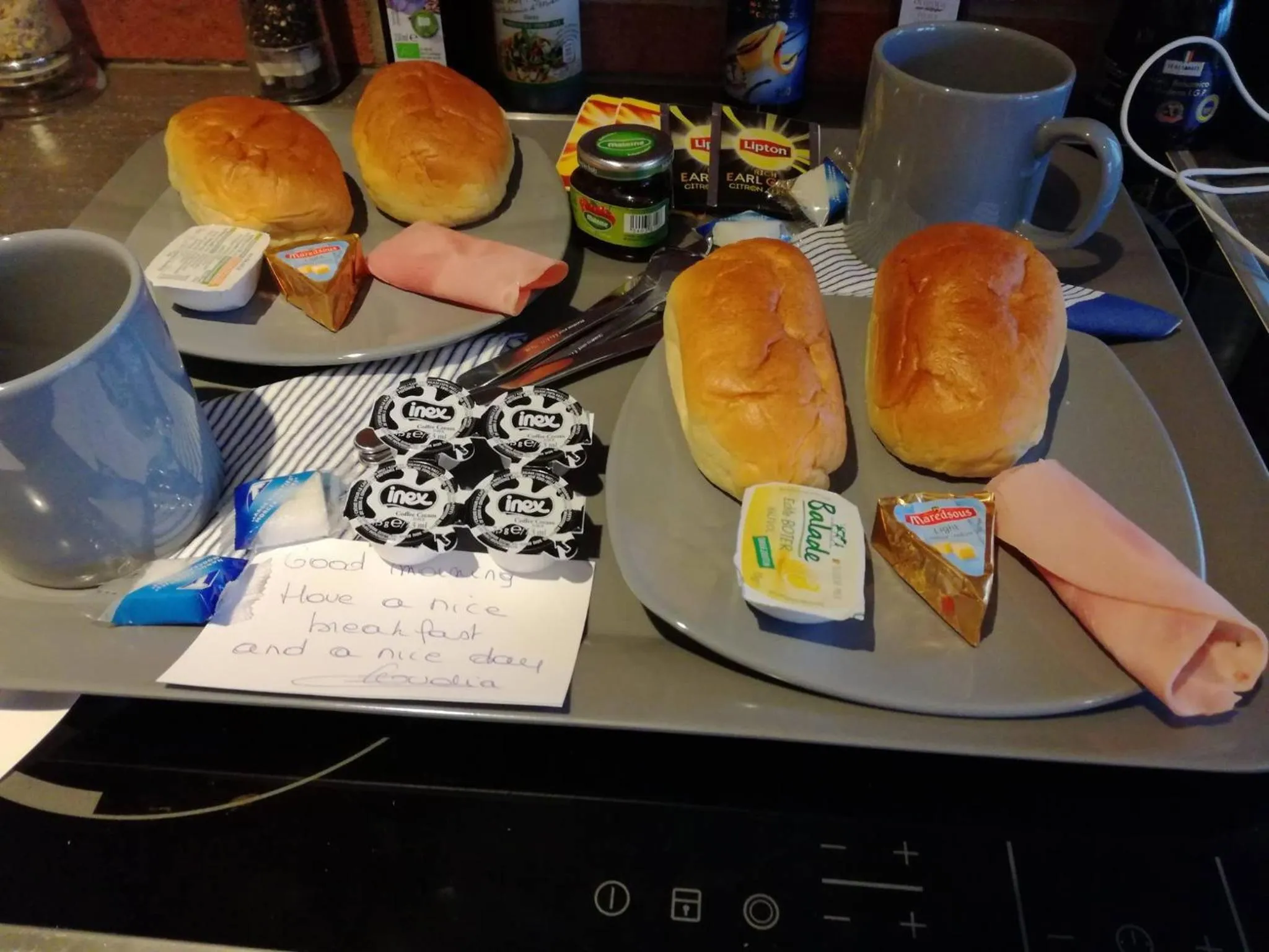 Breakfast in A La Reid Paisible