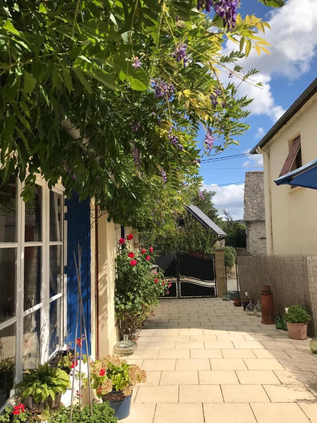 Facade/entrance in Cottage Les Glycines