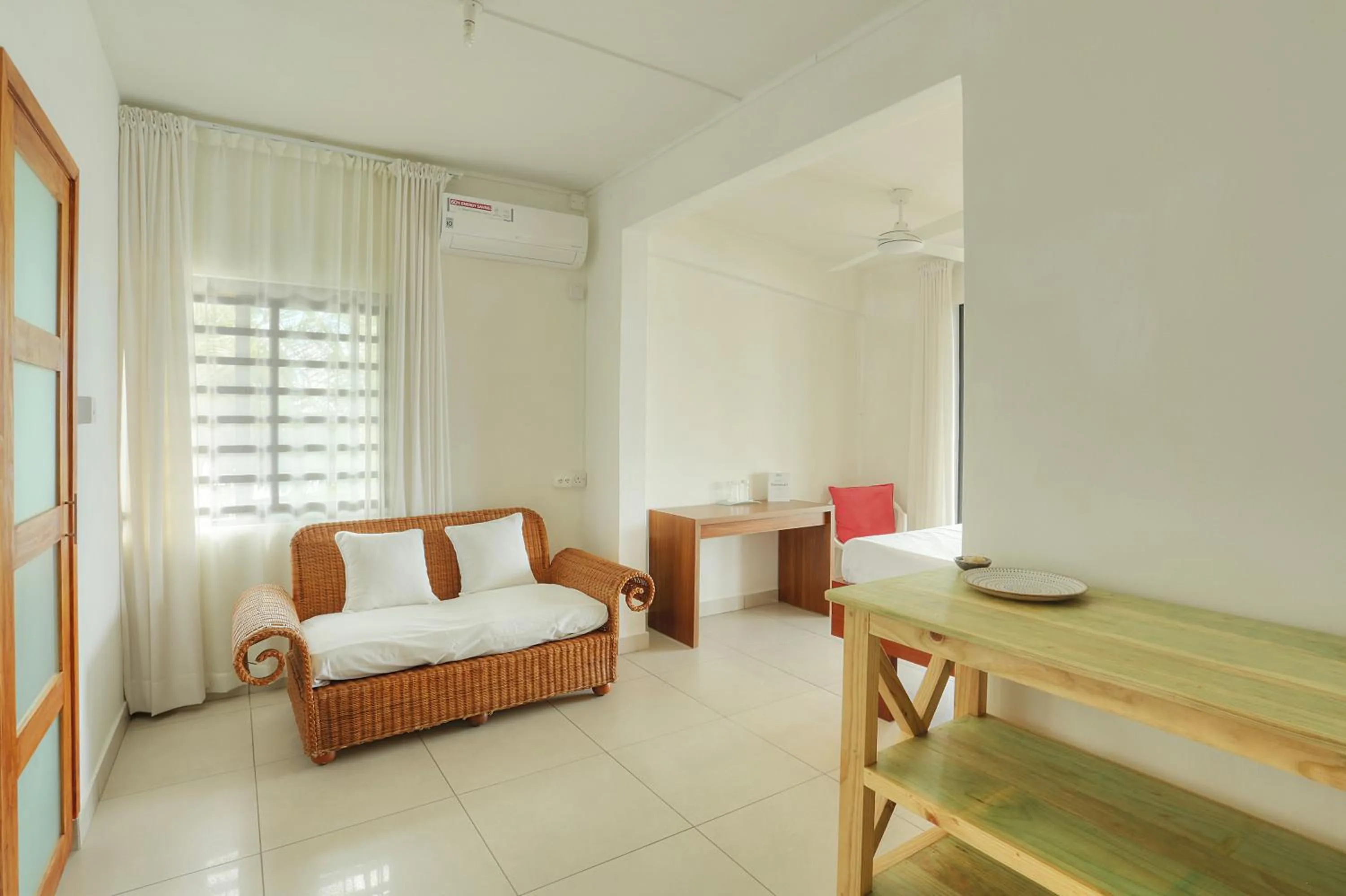 Seating area, Bed in Auberge SeaFever