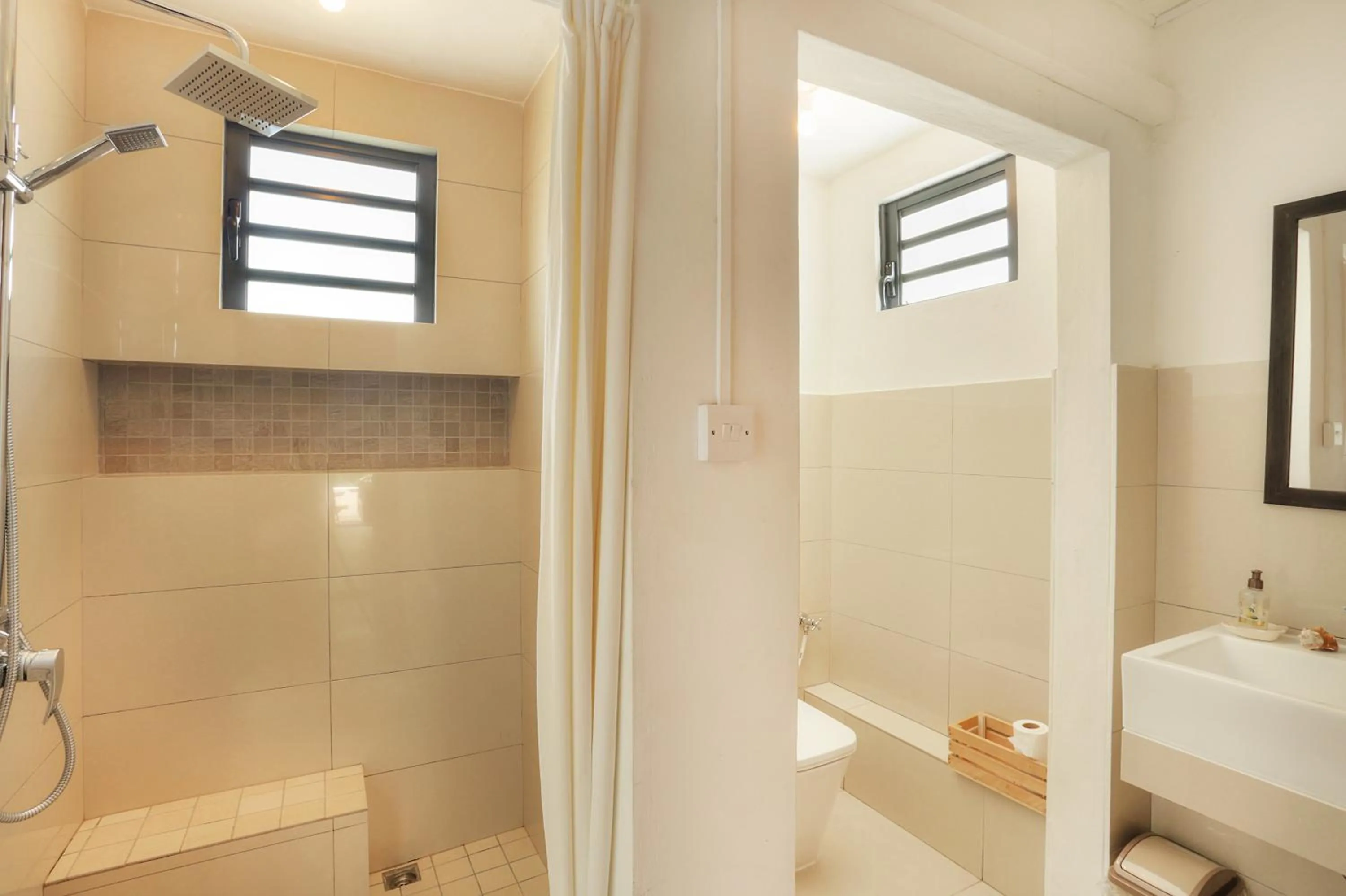 Shower in Auberge SeaFever