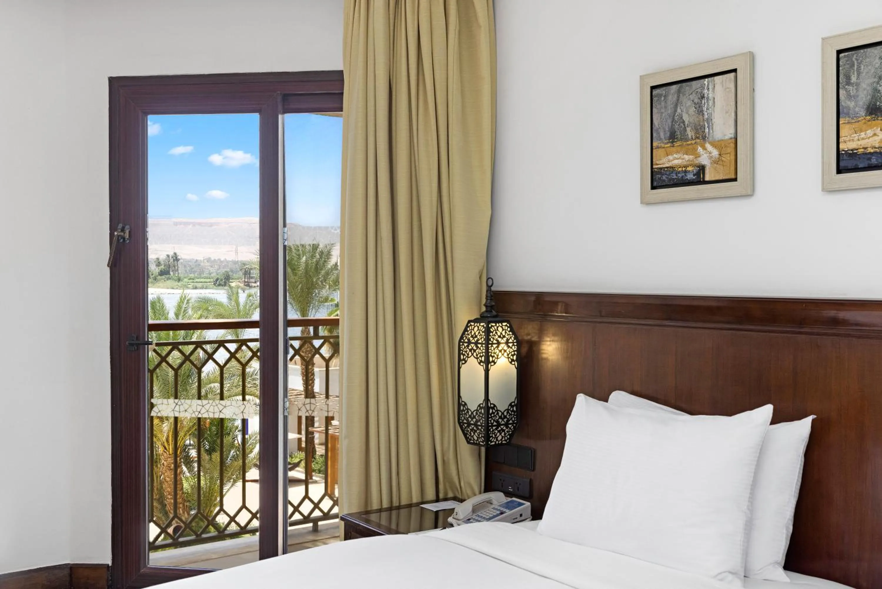 Balcony/Terrace, Bed in Hilton Luxor Resort & Spa