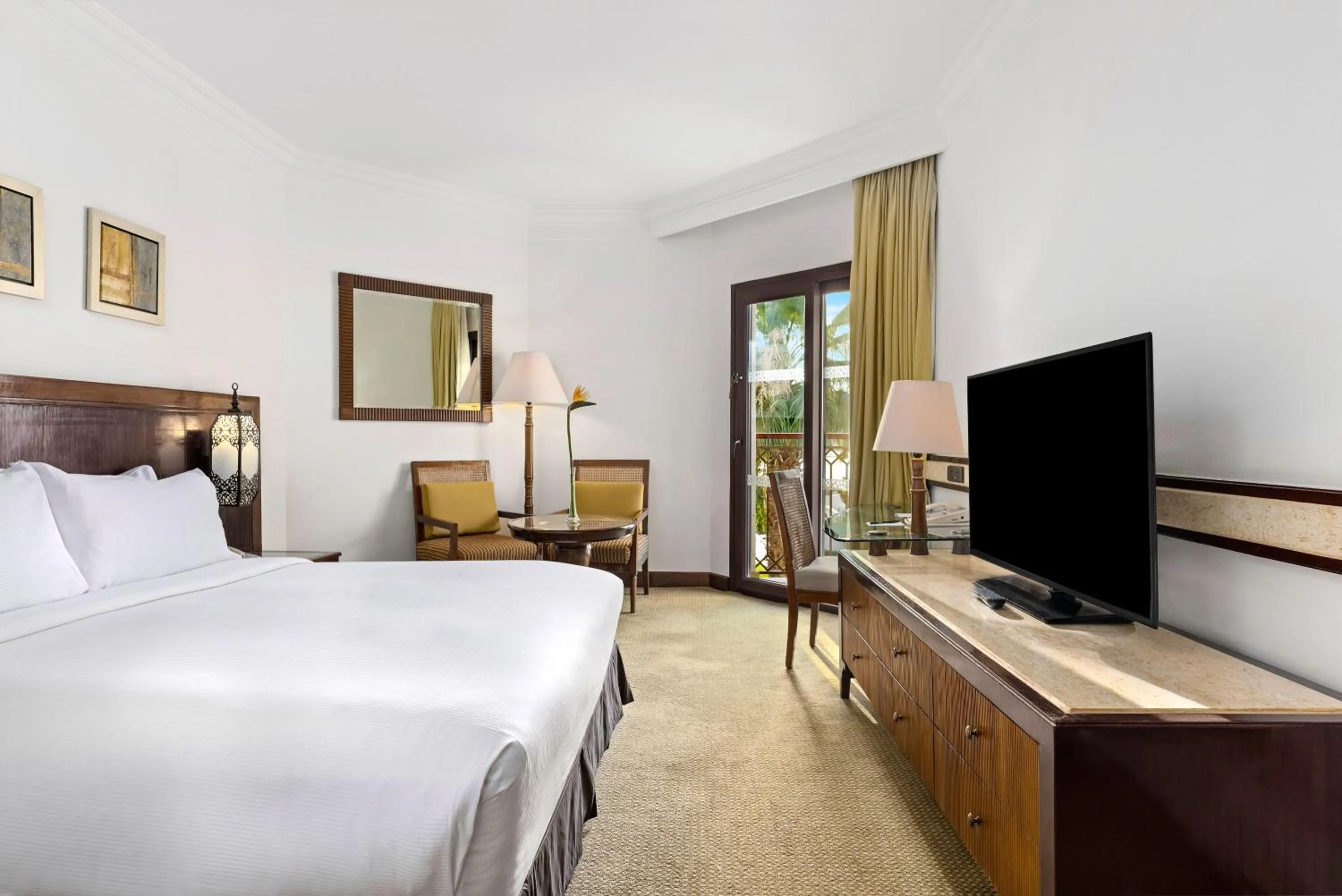 TV and multimedia, Bed in Hilton Luxor Resort & Spa