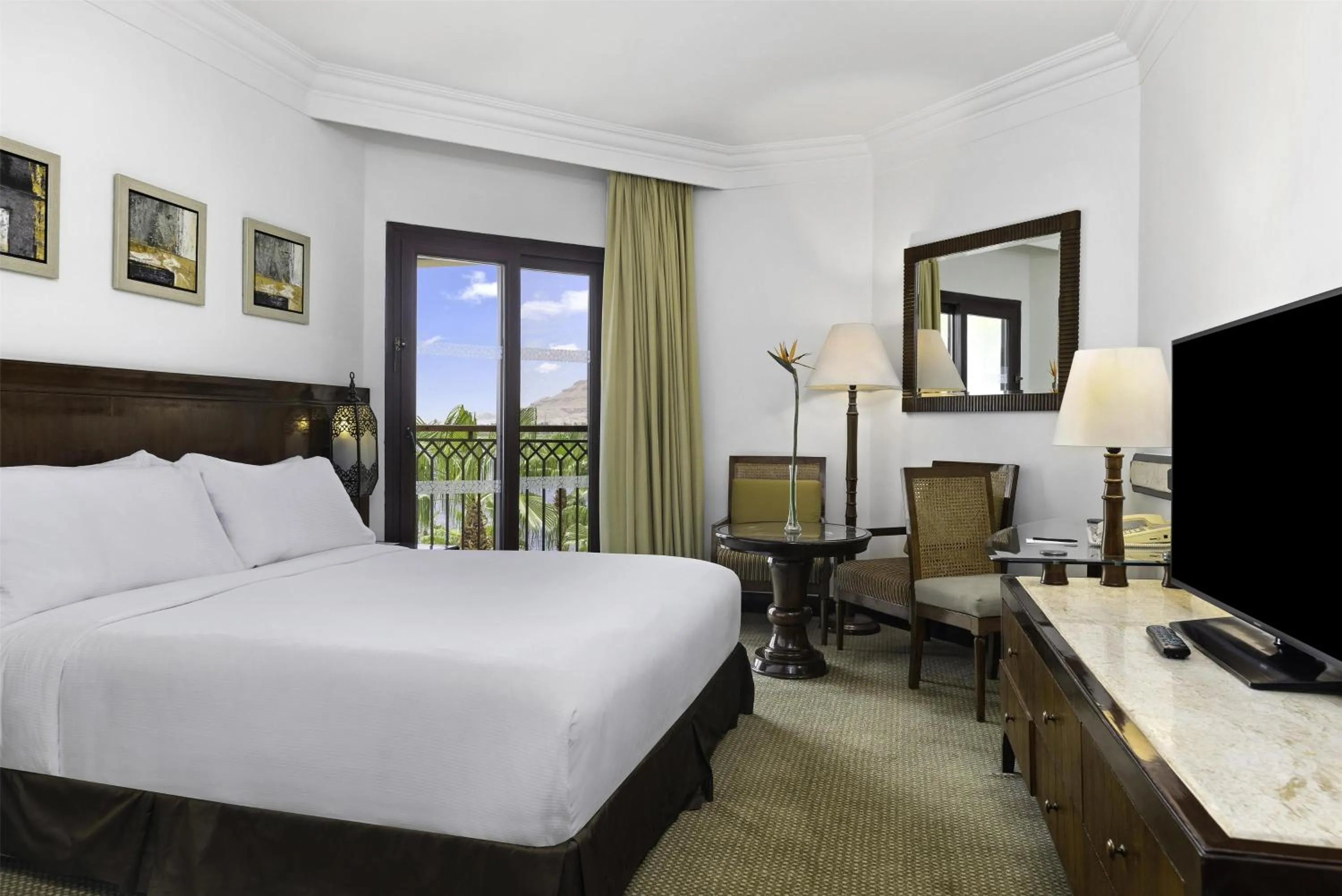 Bed in Hilton Luxor Resort & Spa