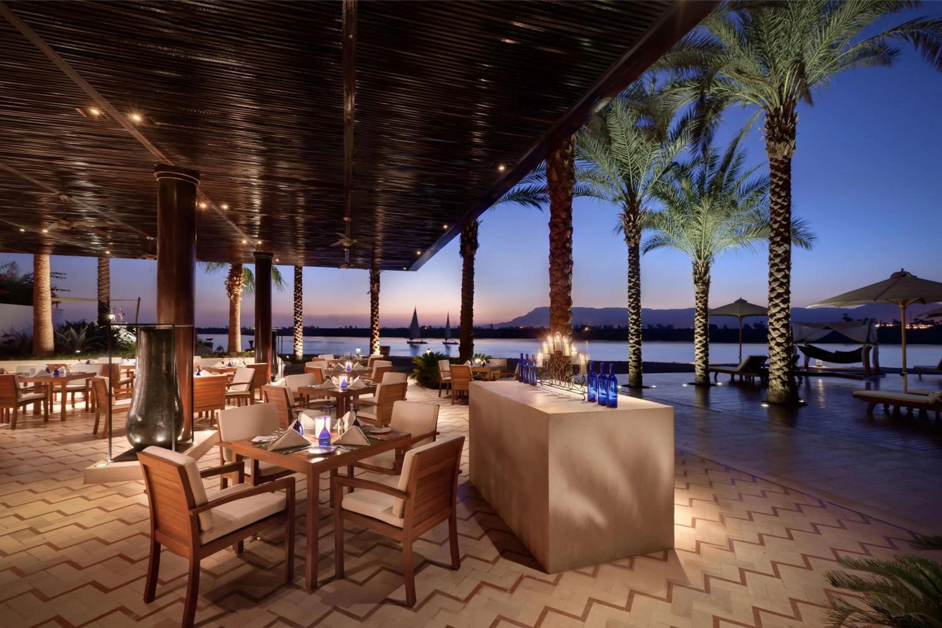 Restaurant/places to eat in Hilton Luxor Resort & Spa