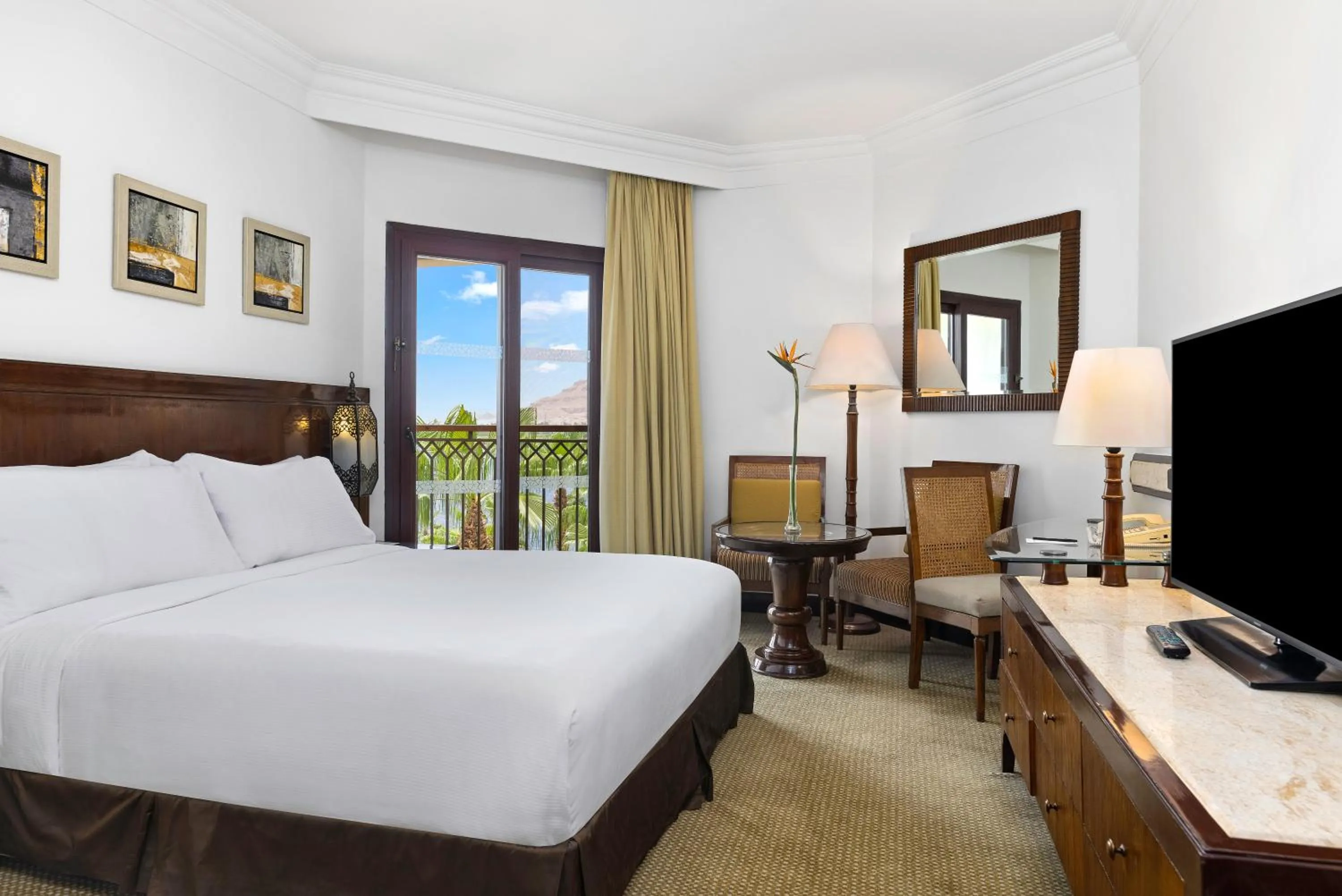 TV and multimedia, Bed in Hilton Luxor Resort & Spa