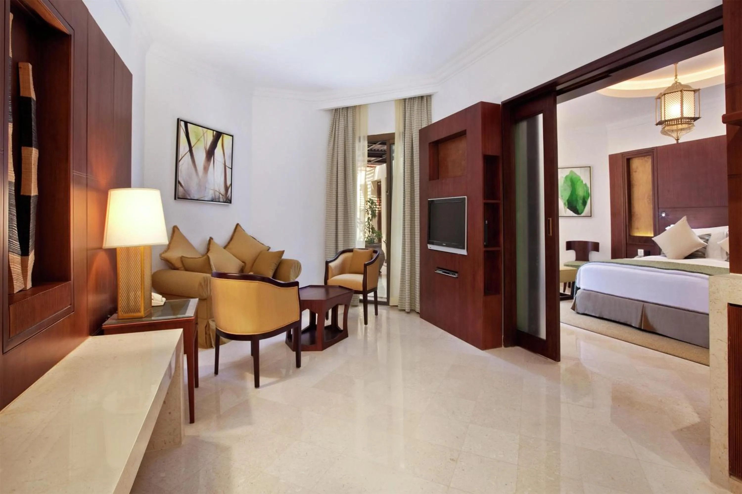 Living room, Bed in Hilton Luxor Resort & Spa