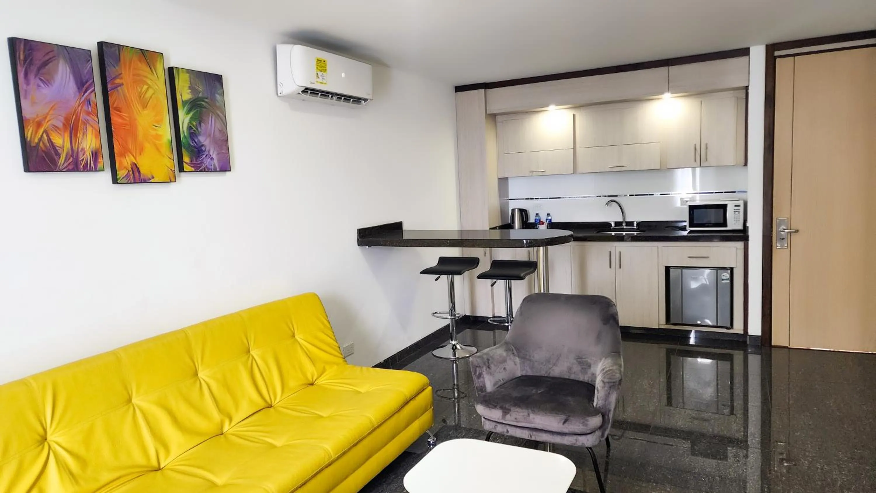 Photo of the whole room in BE Suites Hotel Cali