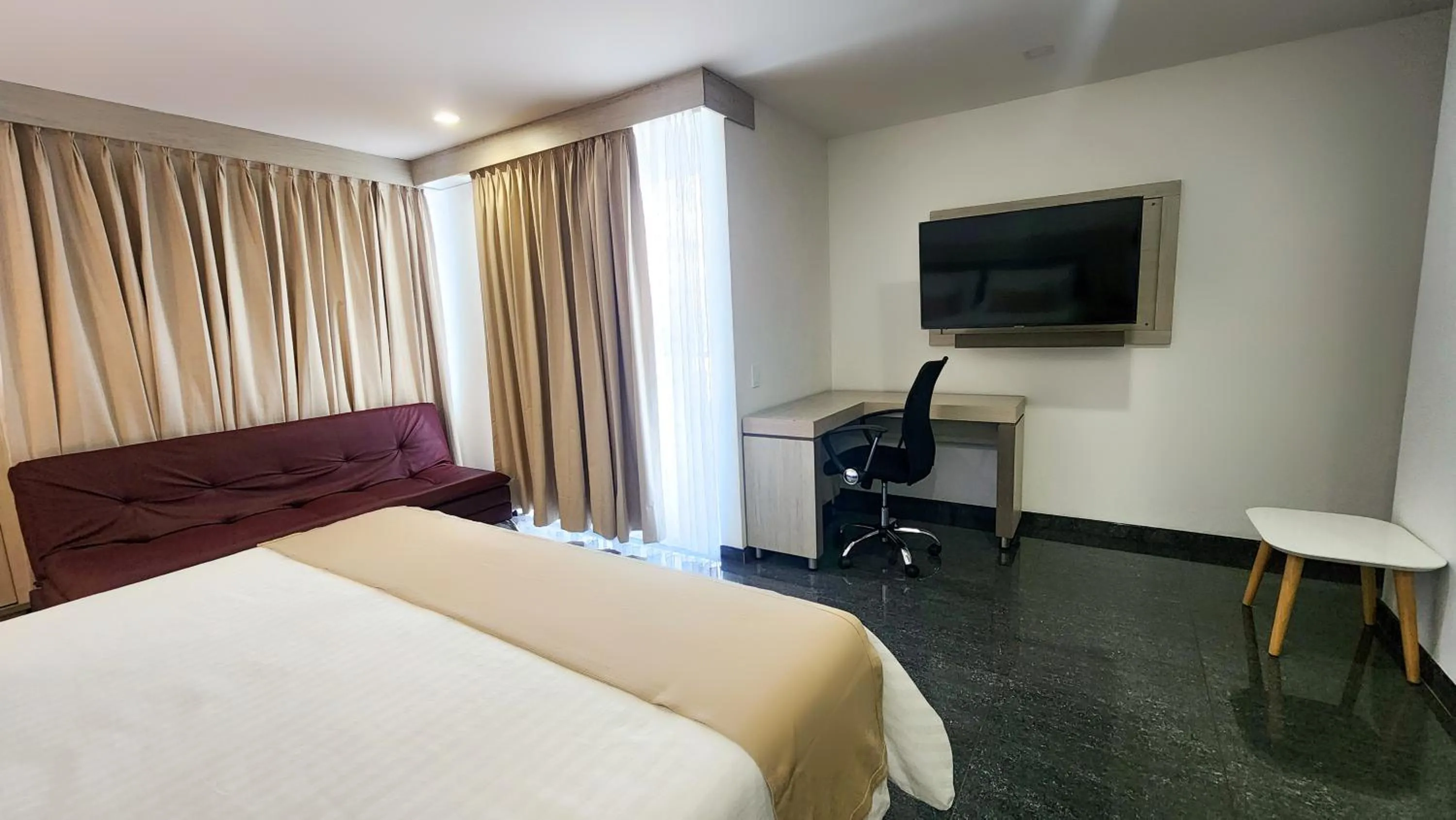 Bed in BE Suites Hotel Cali