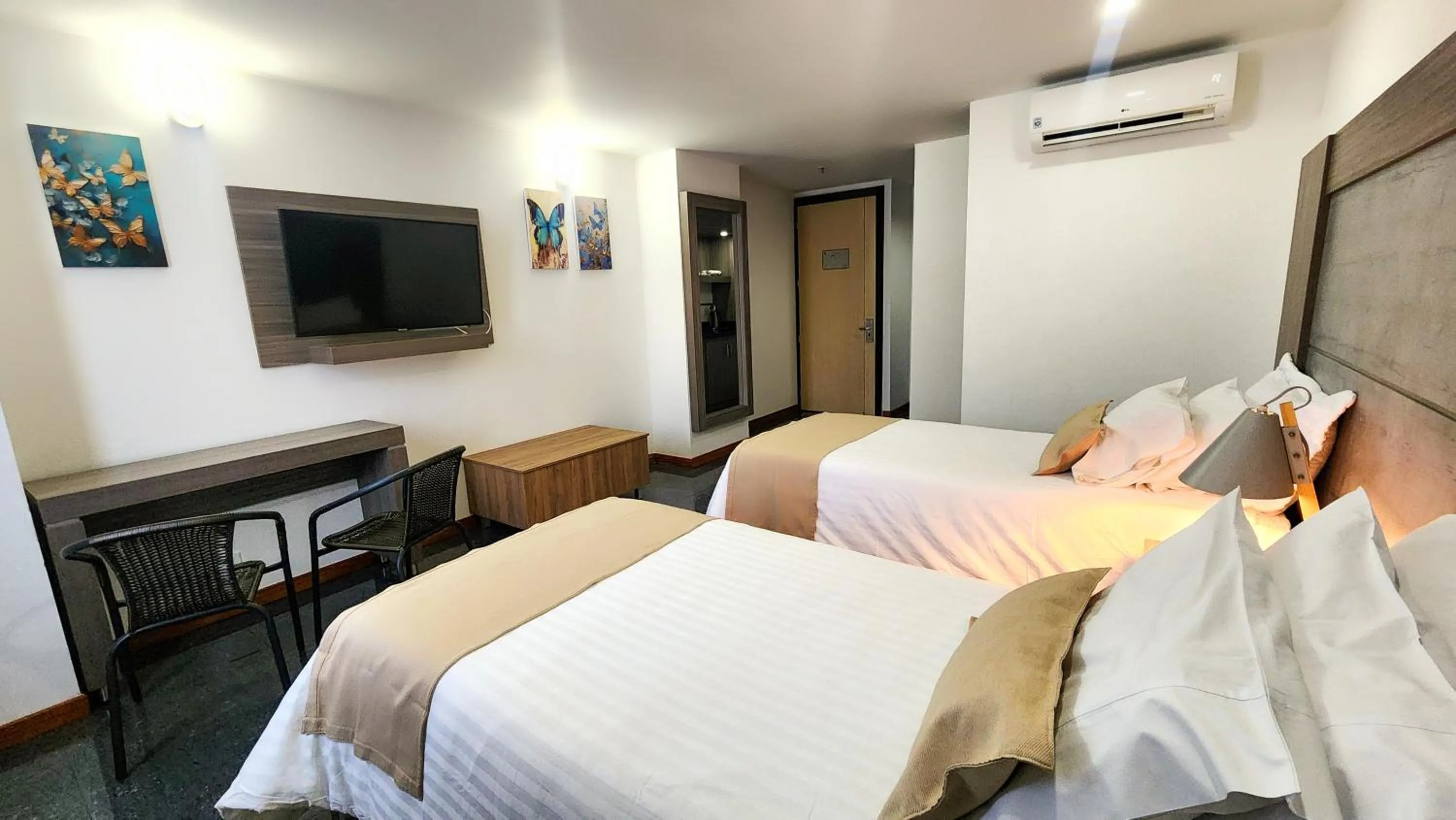 Bed in BE Suites Hotel Cali