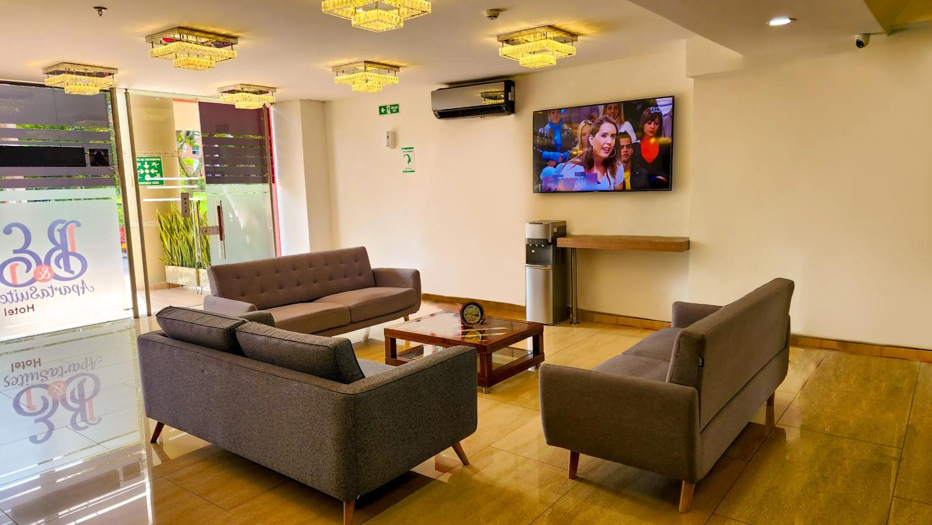 Lobby or reception in BE Suites Hotel Cali