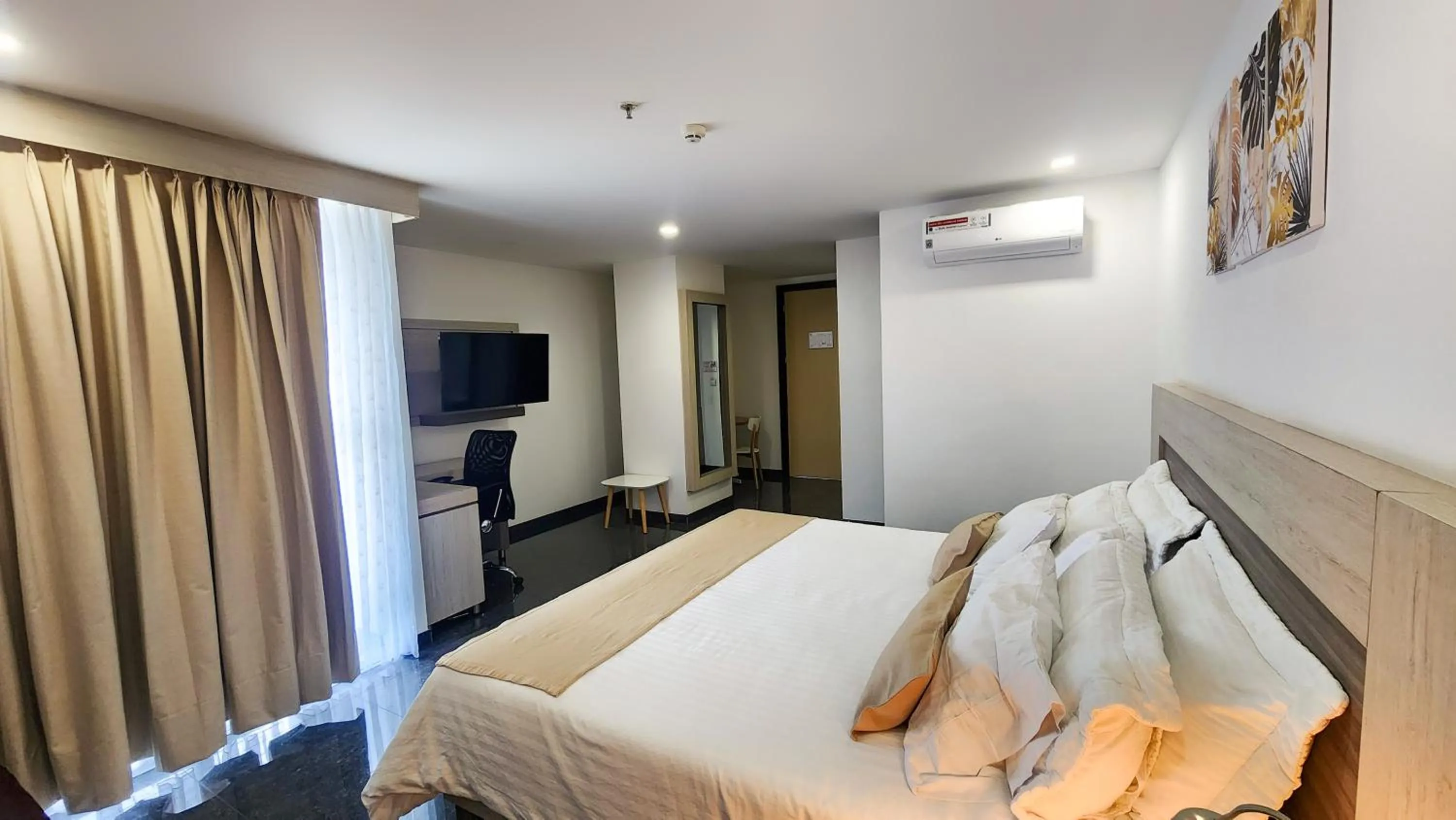 Bed in BE Suites Hotel Cali