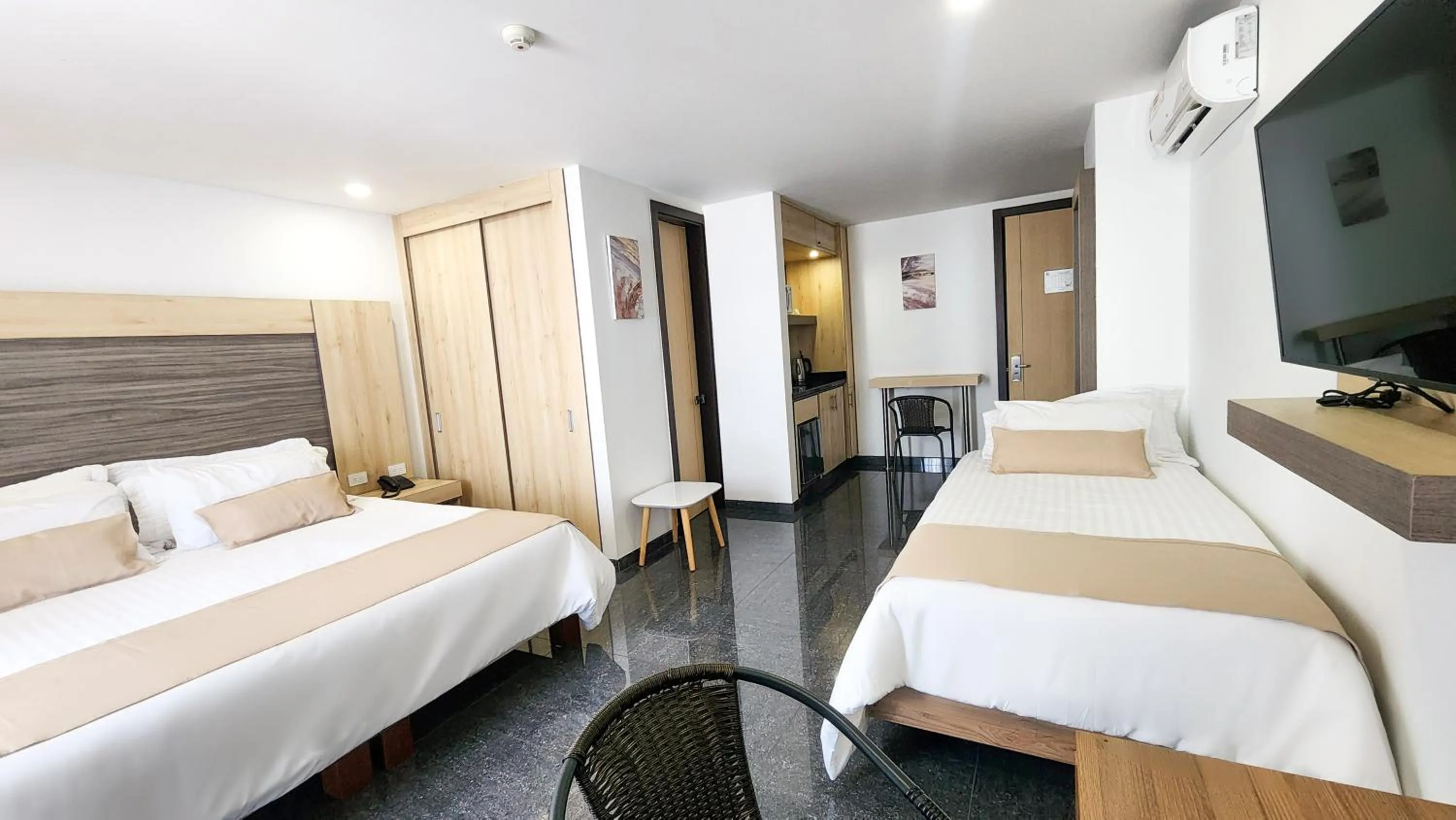 Bed in BE Suites Hotel Cali