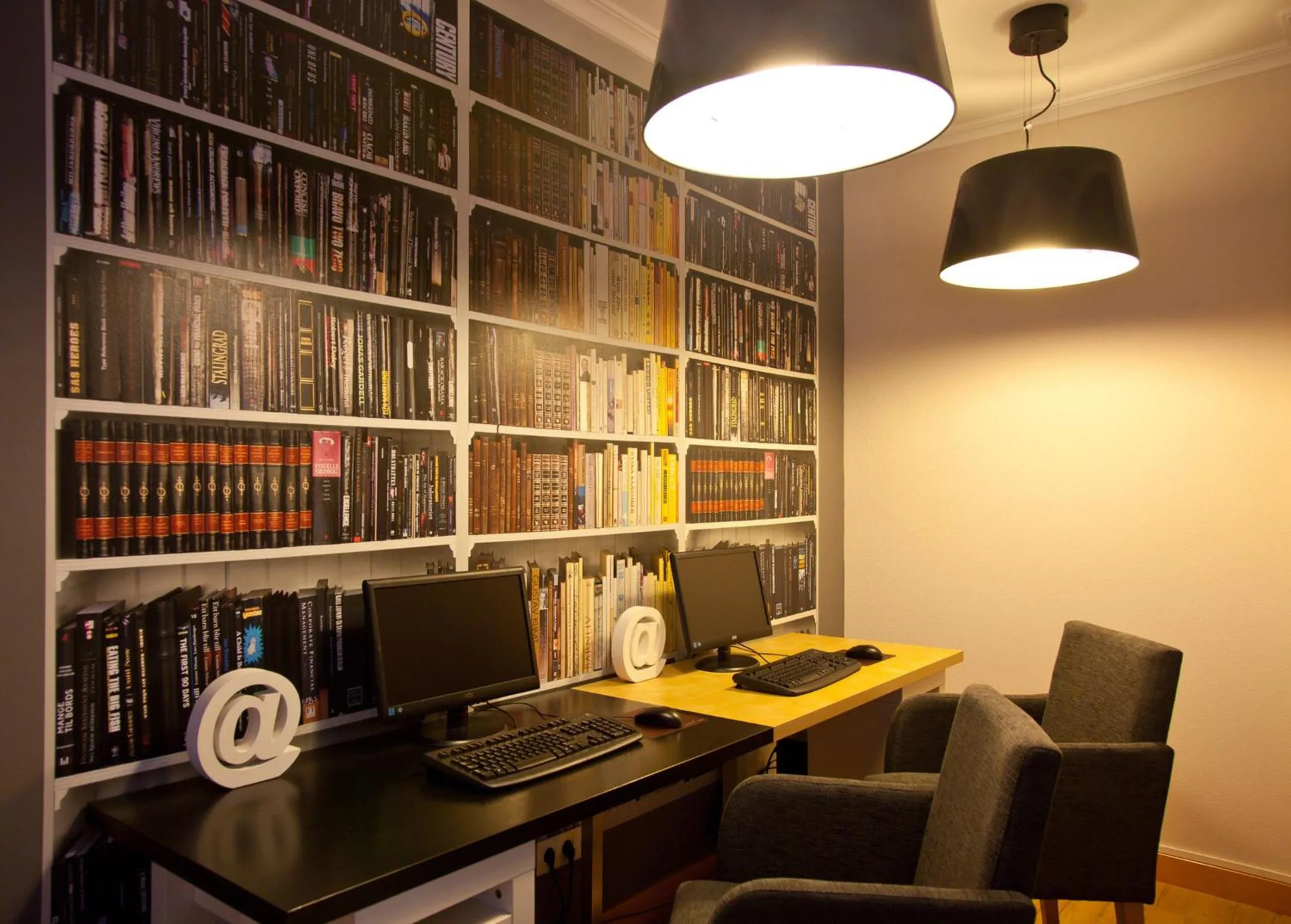 Library in Hotel Palacio de Cristal