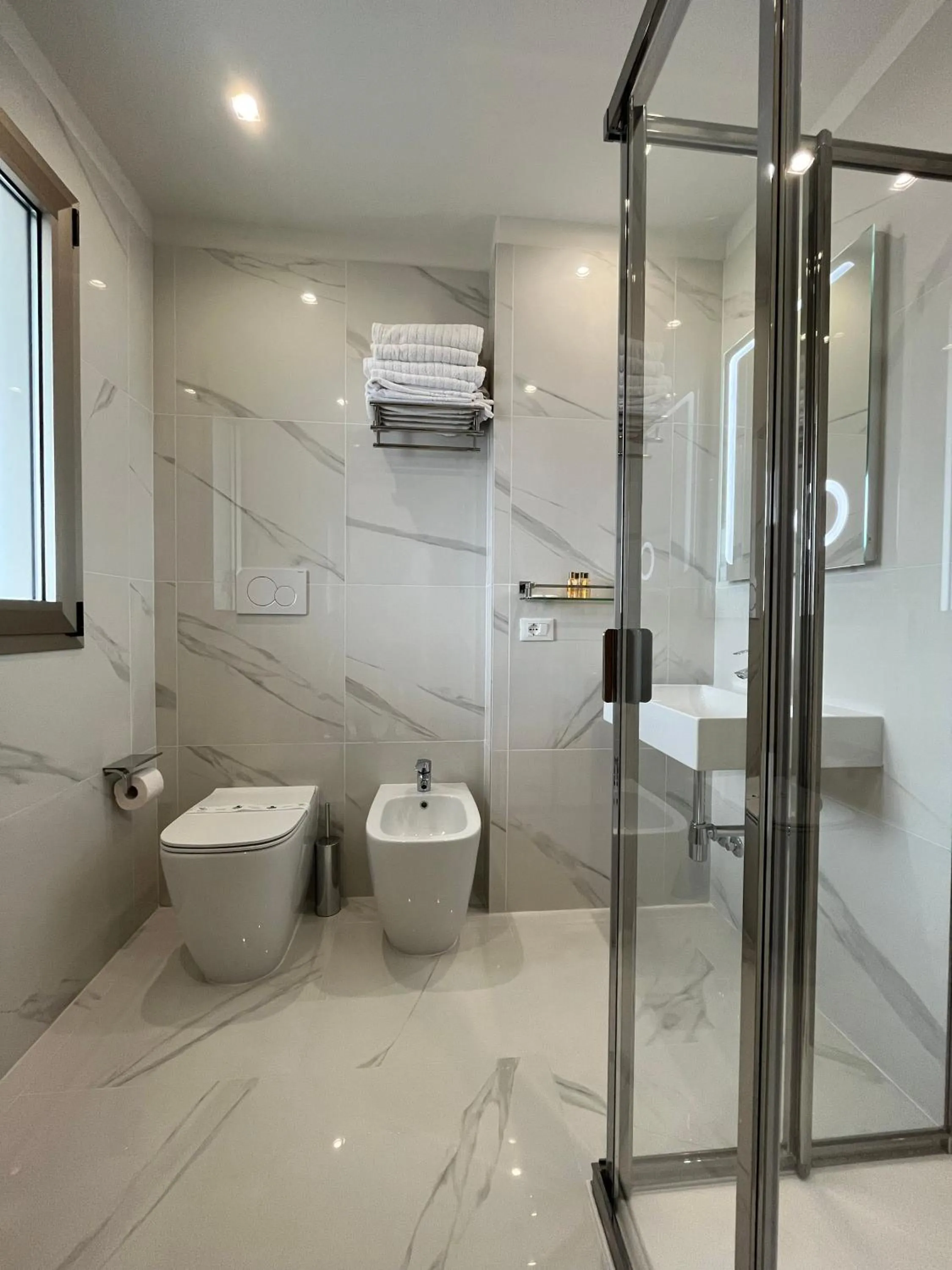 Shower in Hotel Mare