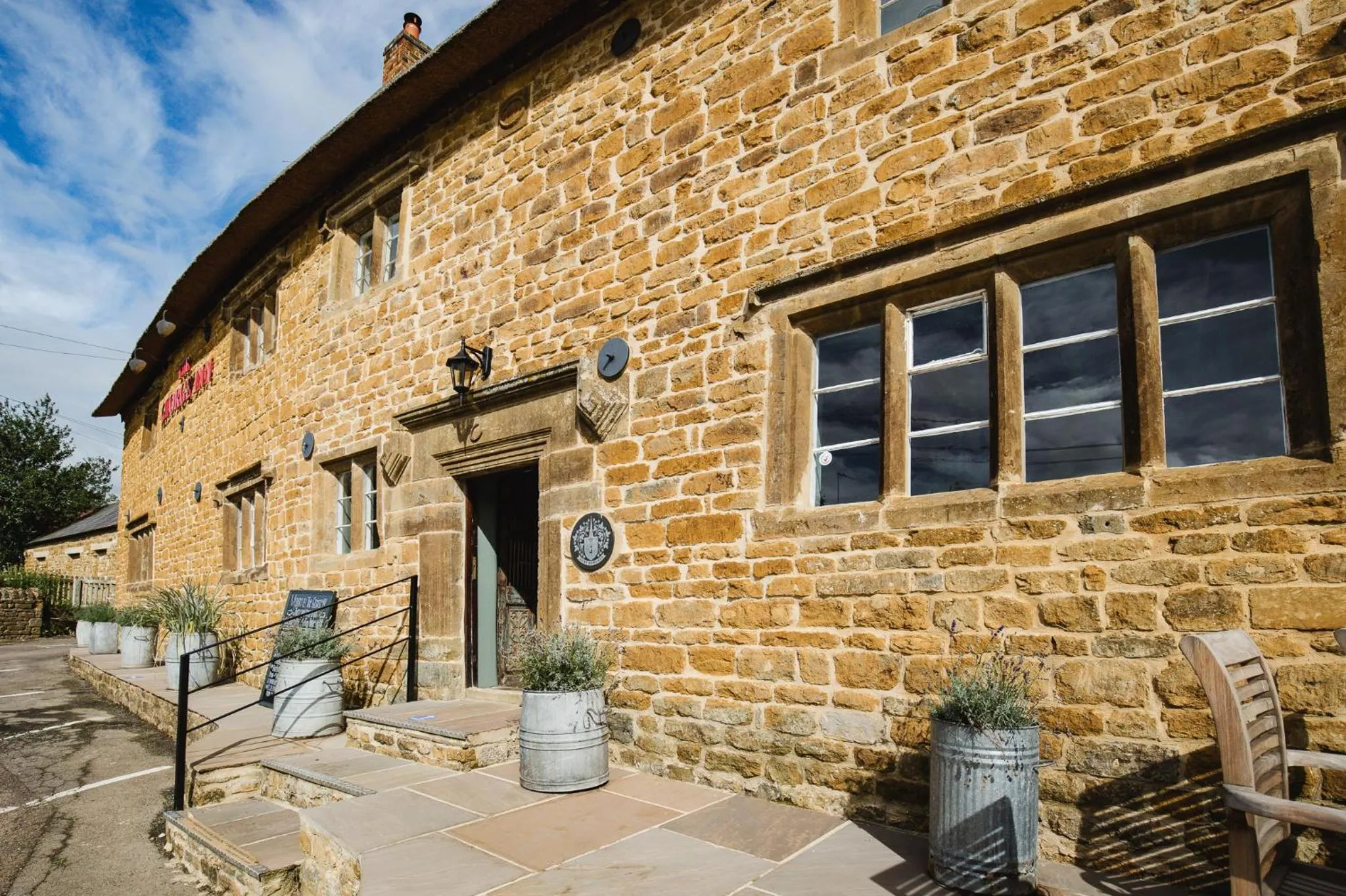 Facade/entrance in The George Inn