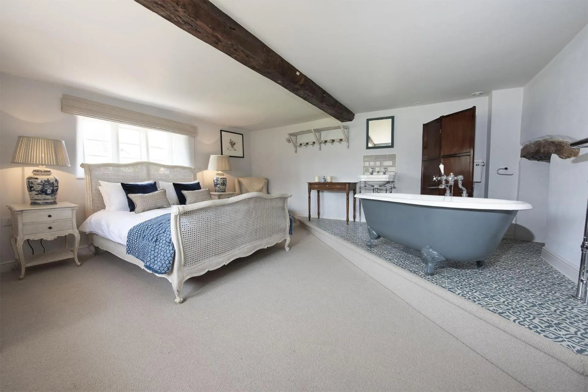 Bathroom, Bed in The George Inn