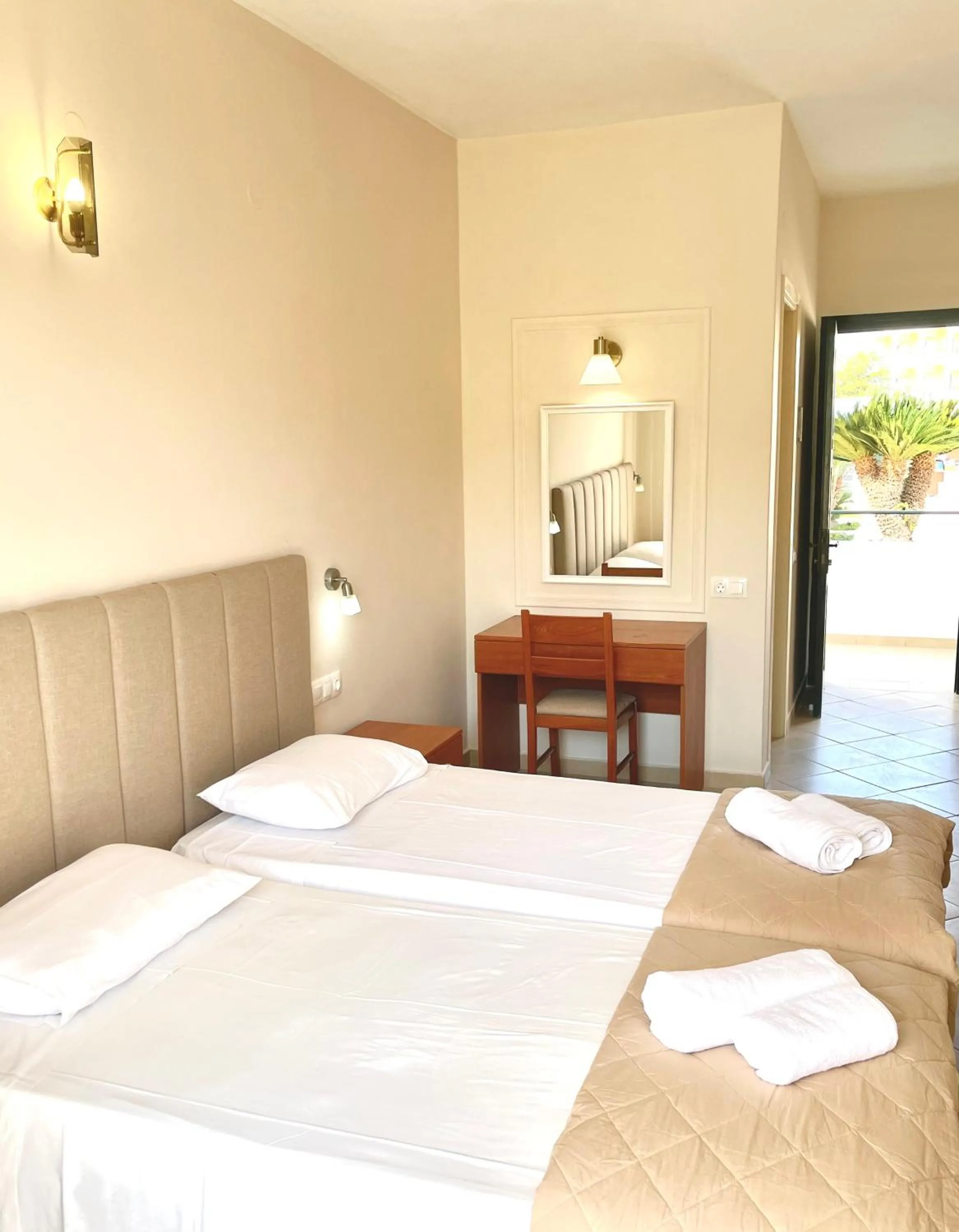 Bedroom, Bed in Oasis Beach Club