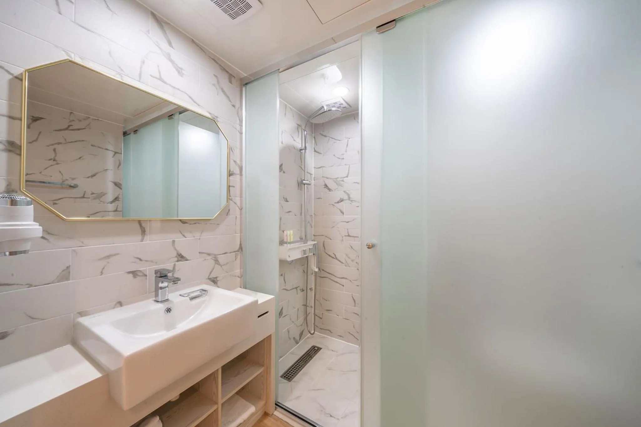 Bathroom in Aroomi Hotel