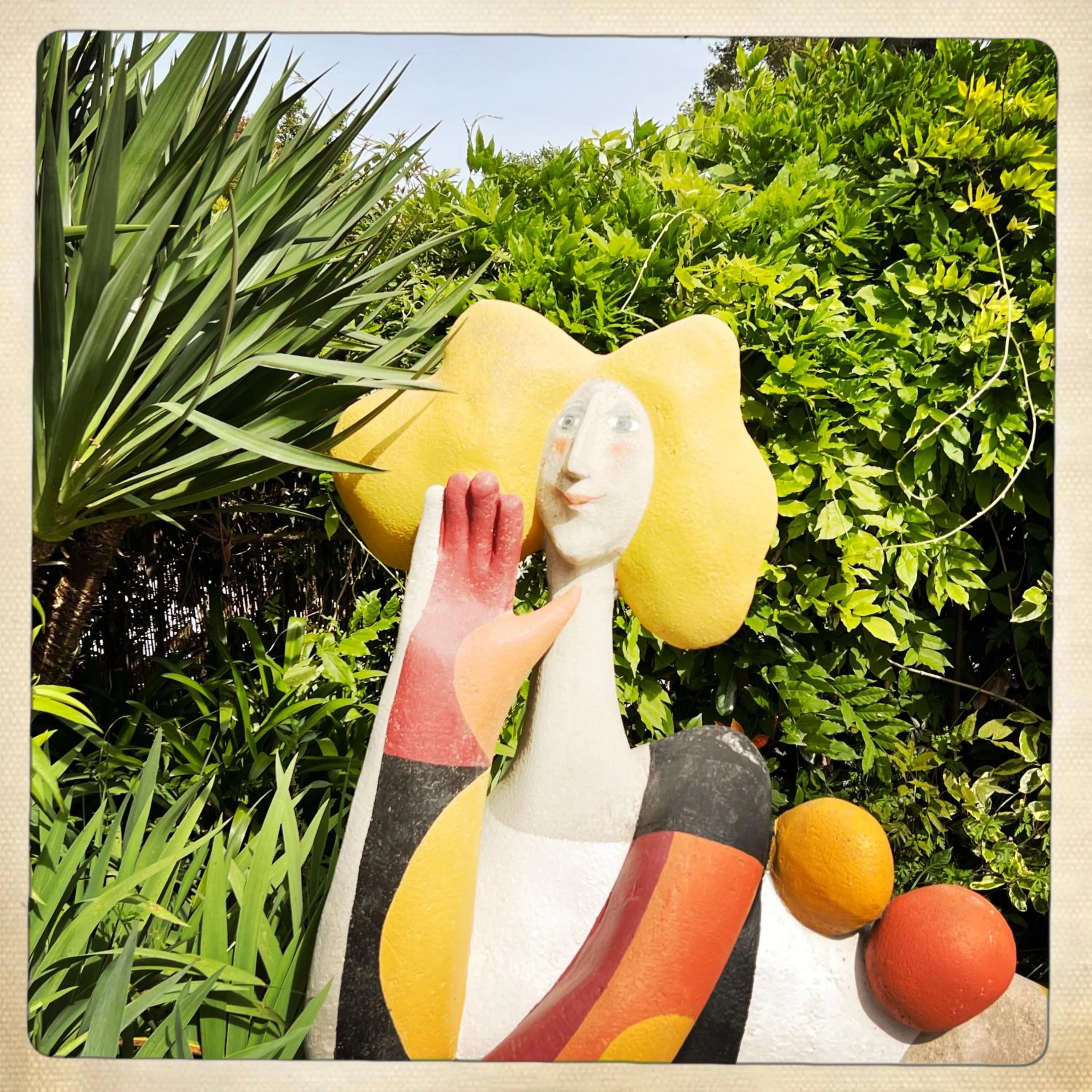 Garden view in Hotel Les Messugues