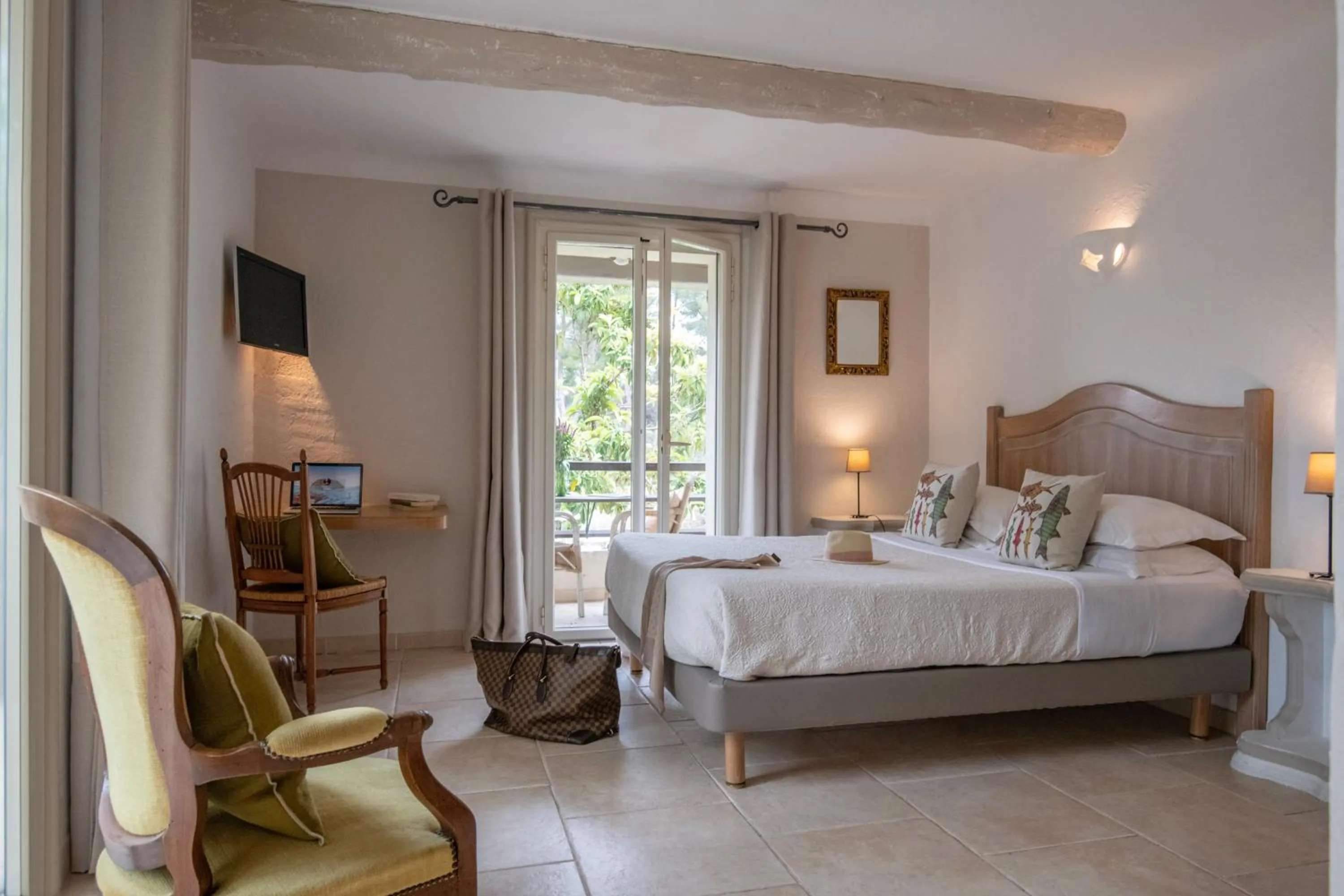 Bedroom, Bed in Hotel Les Messugues