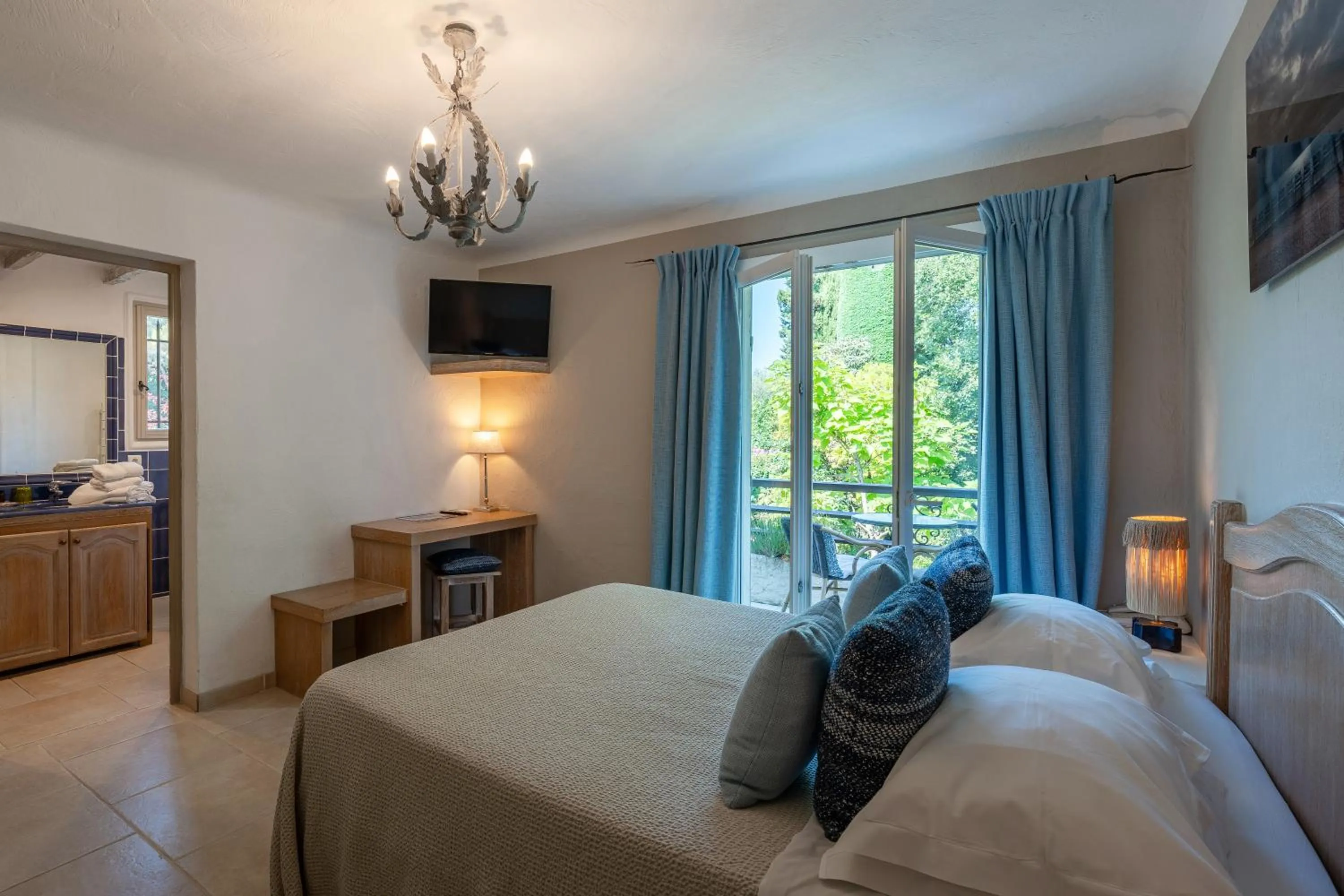 Bed in Hotel Les Messugues