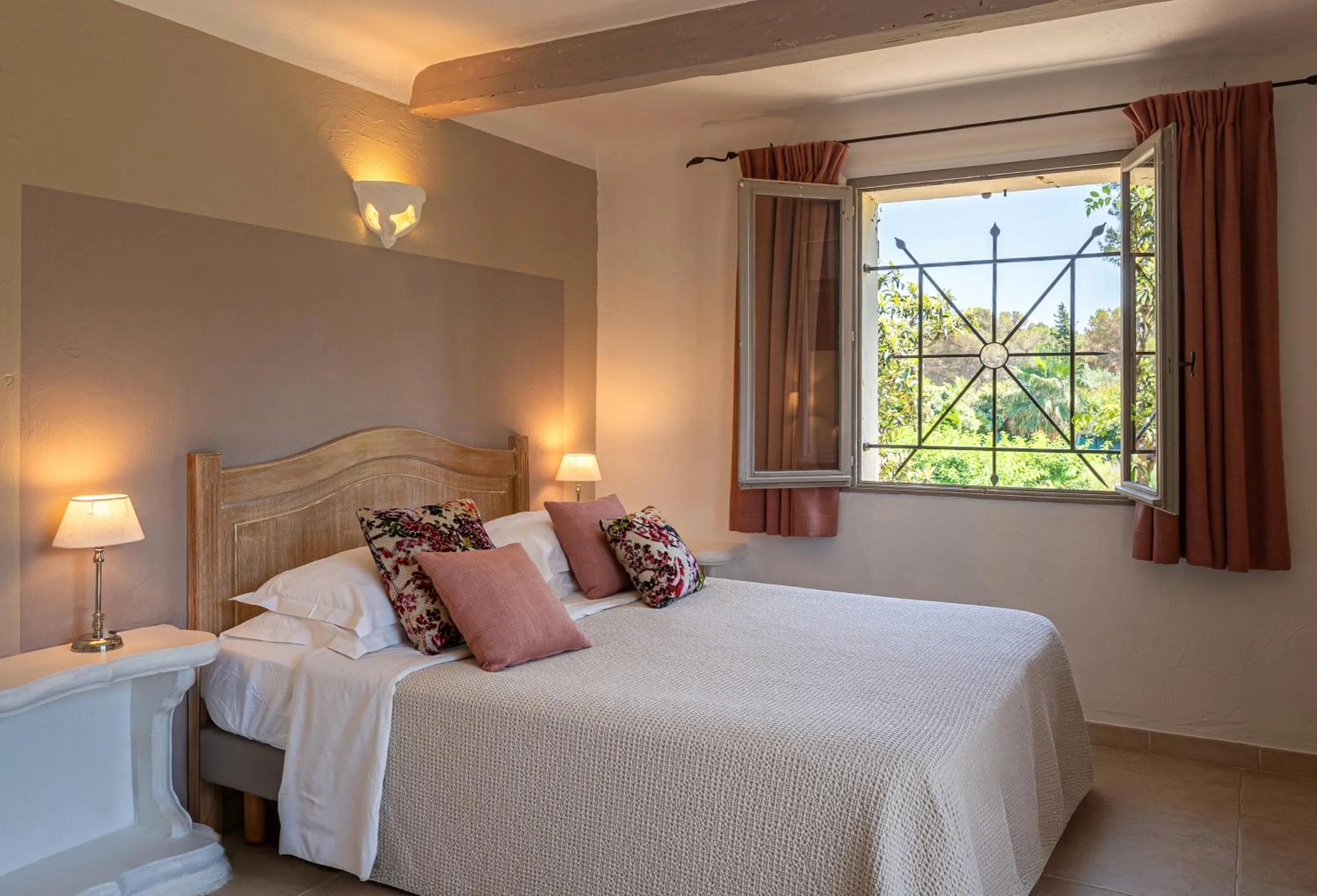 Bed in Hotel Les Messugues