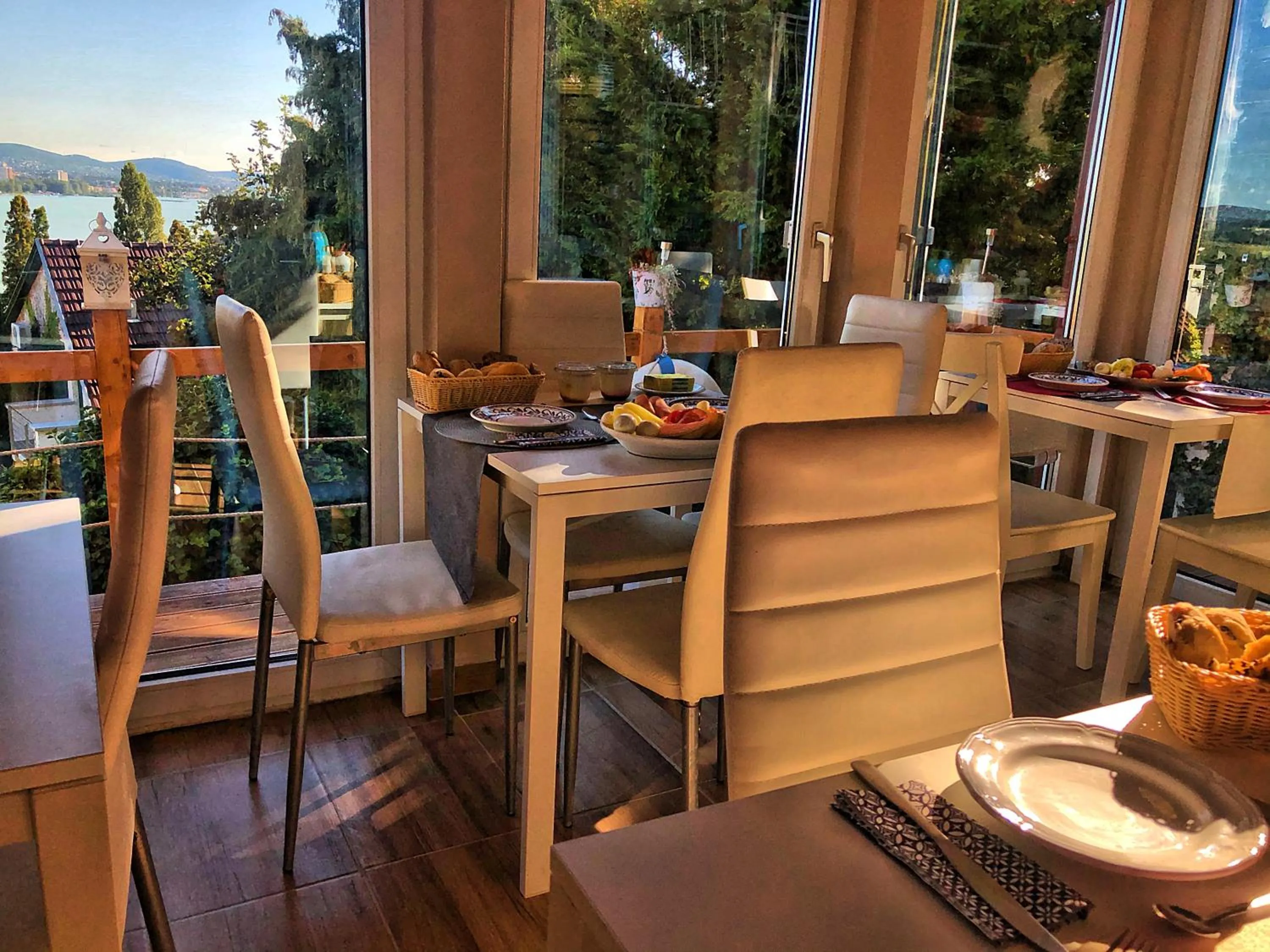 Restaurant/places to eat in Villa Borostyán