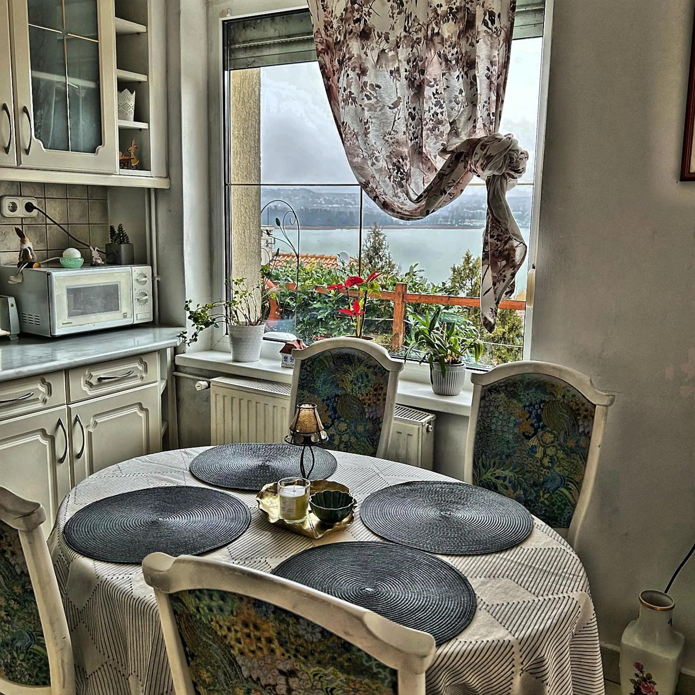 Kitchen or kitchenette in Villa Borostyán