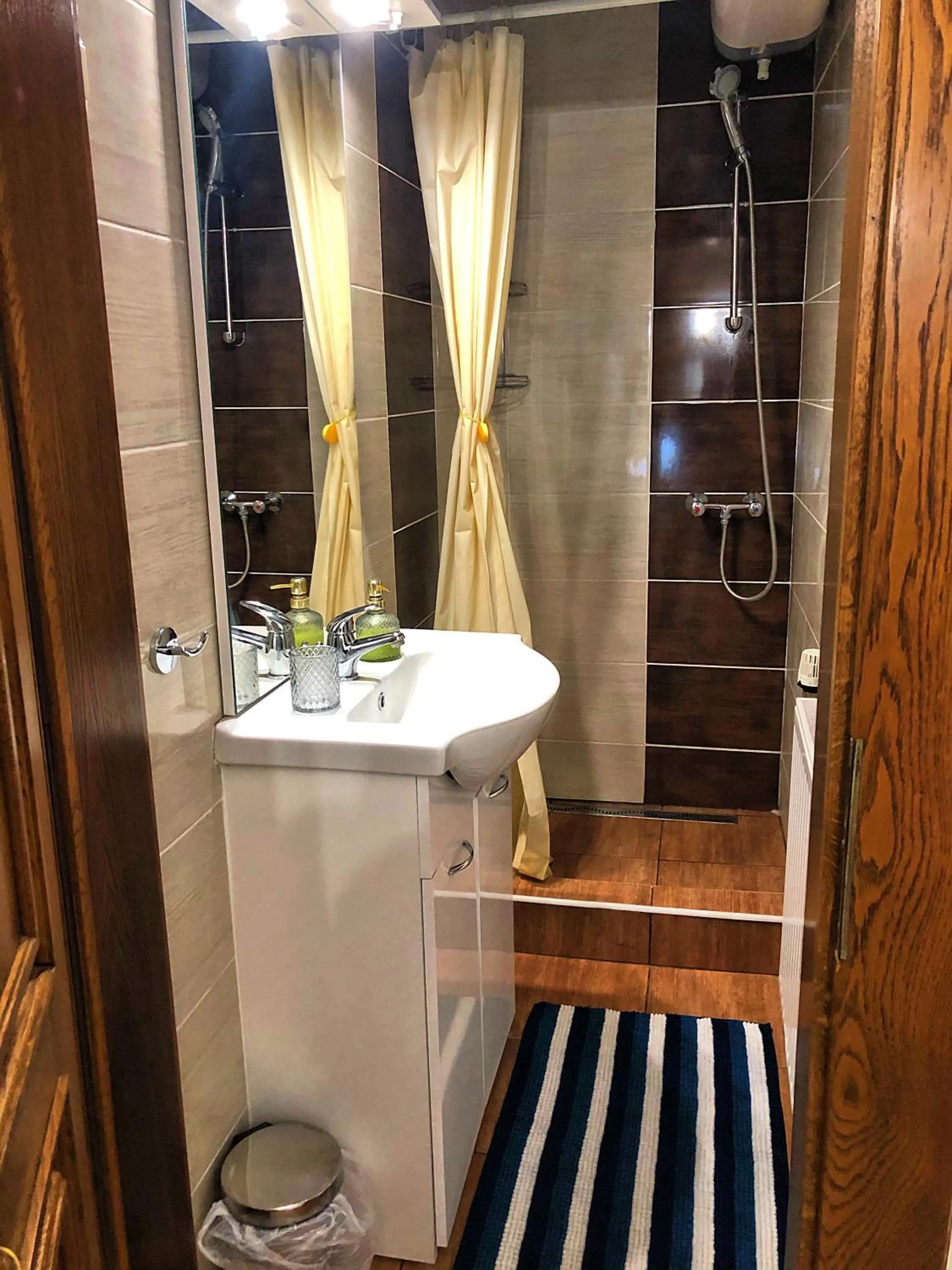 Shower in Villa Borostyán
