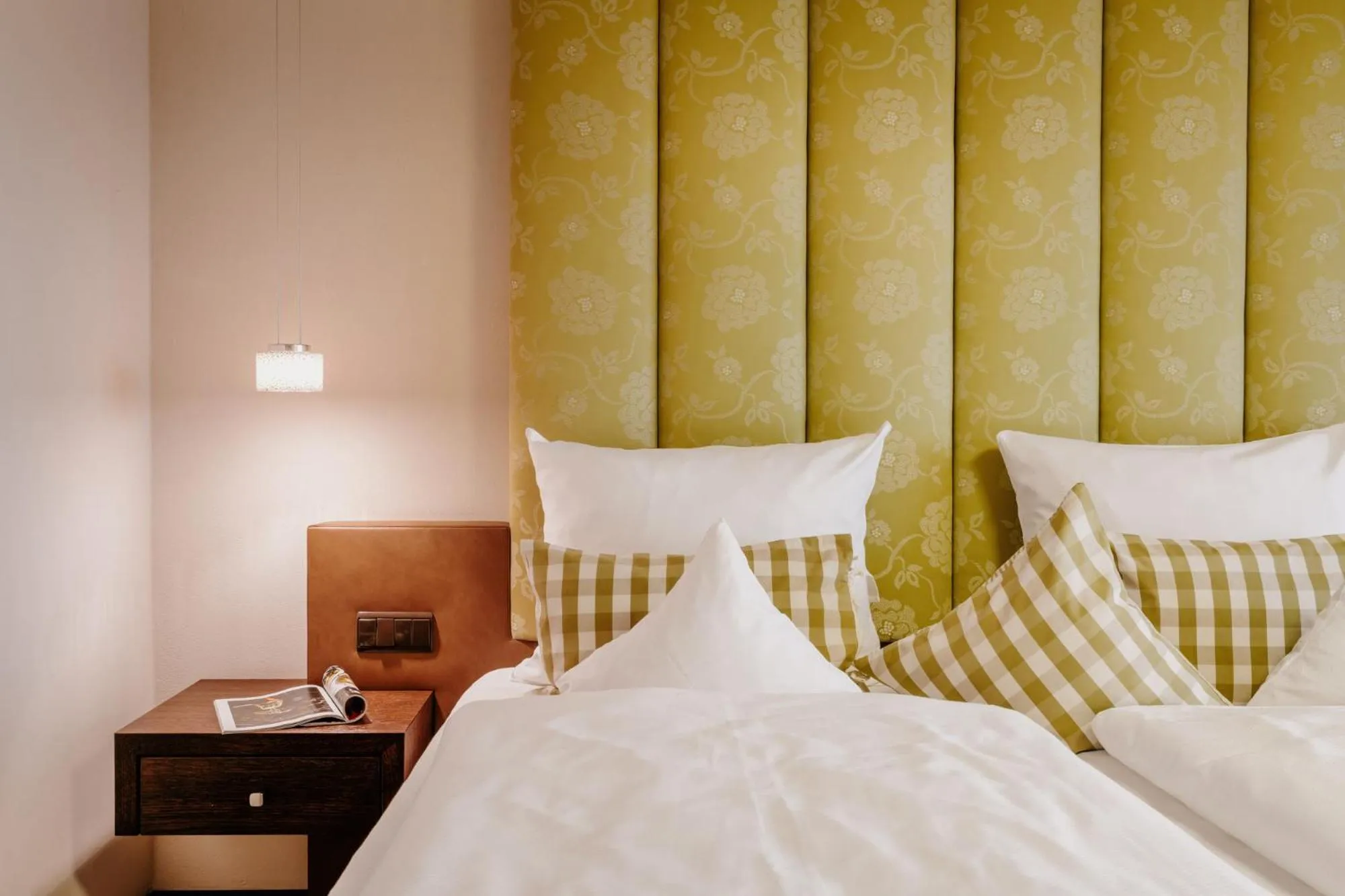 Photo of the whole room, Bed in Der Eisvogel - Wellness- & Genusshotel