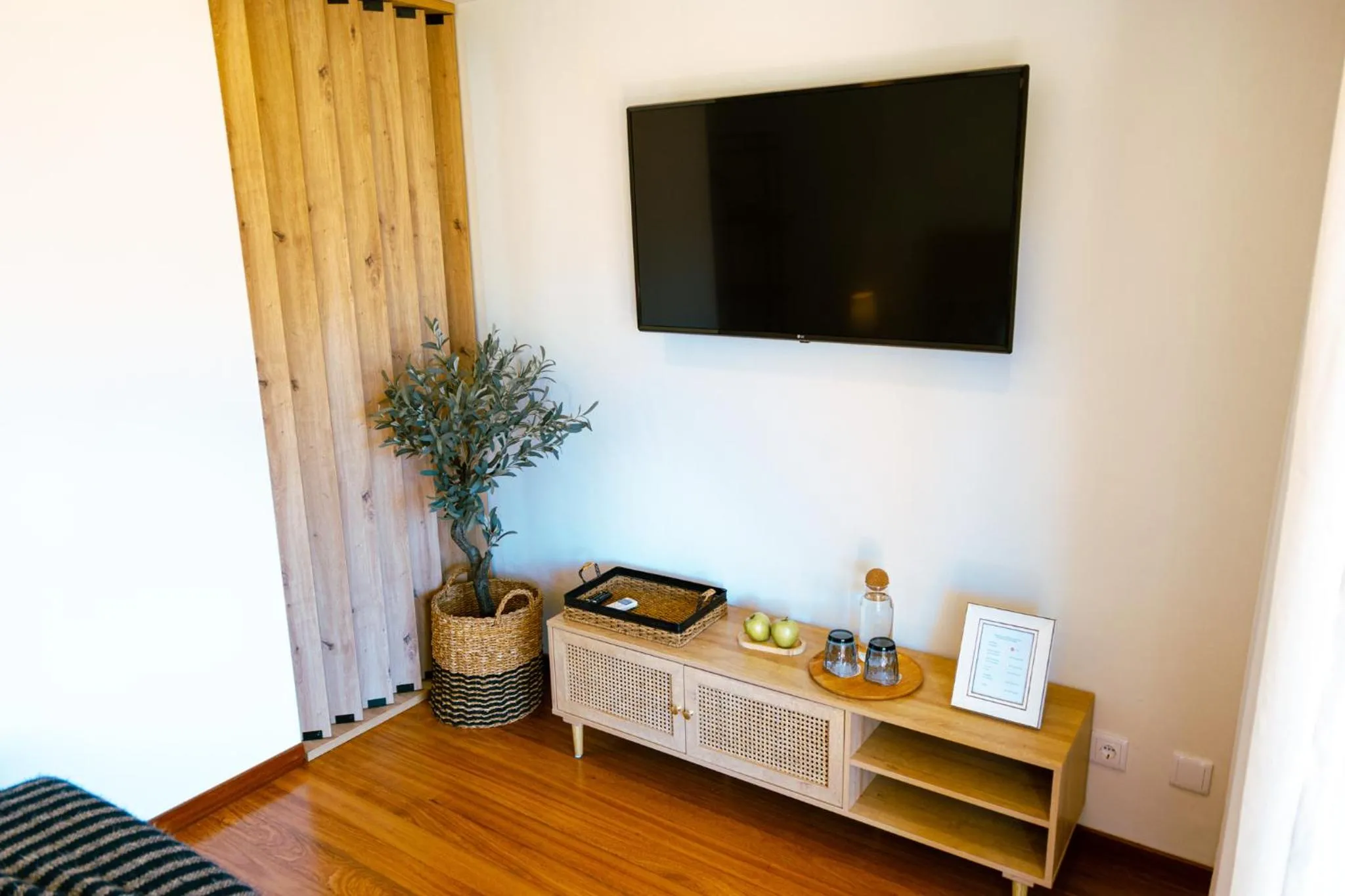 TV and multimedia in Green Moments Guest House Portimão