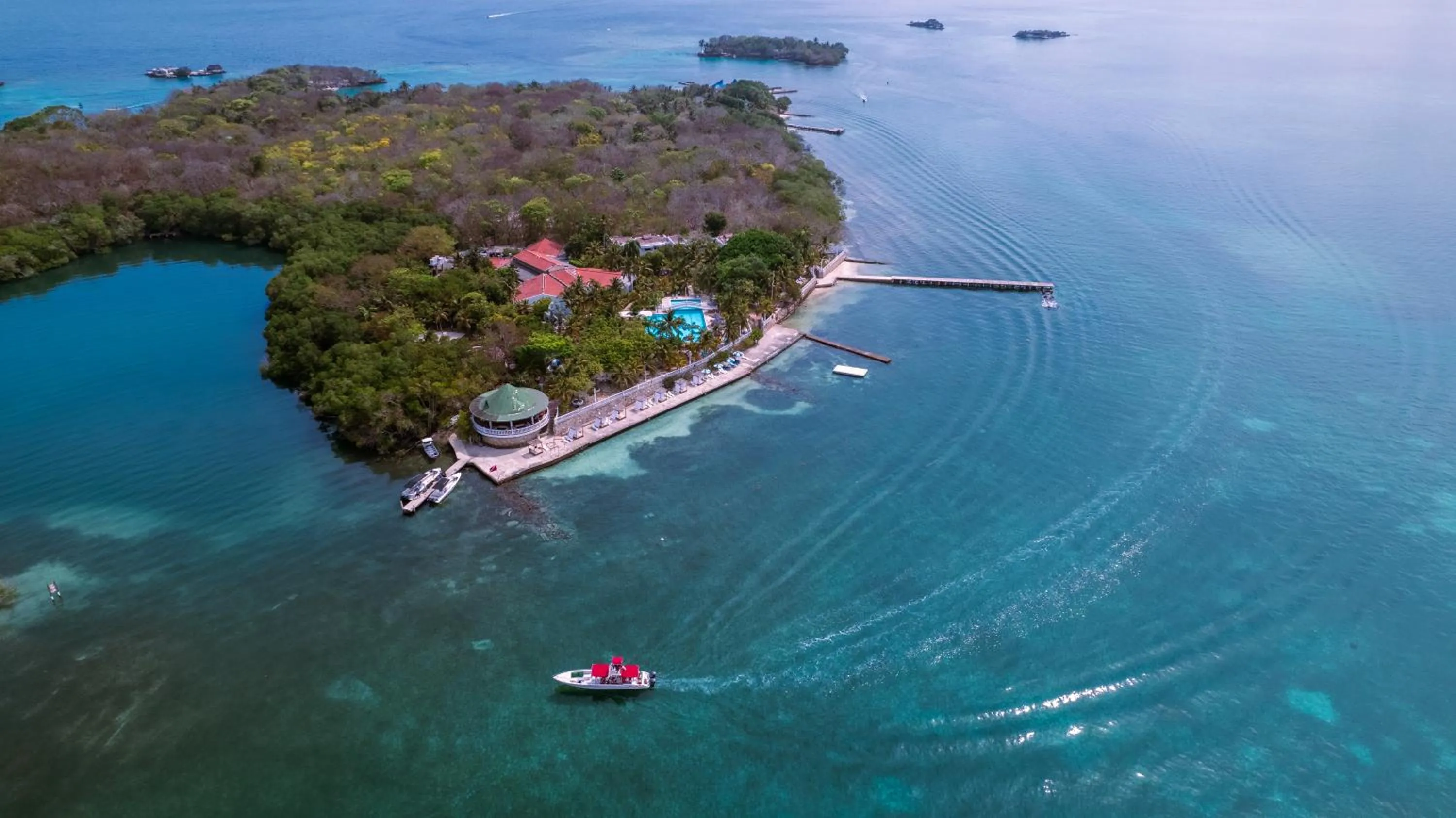 Property building in Hotel Cocoliso Island Resort