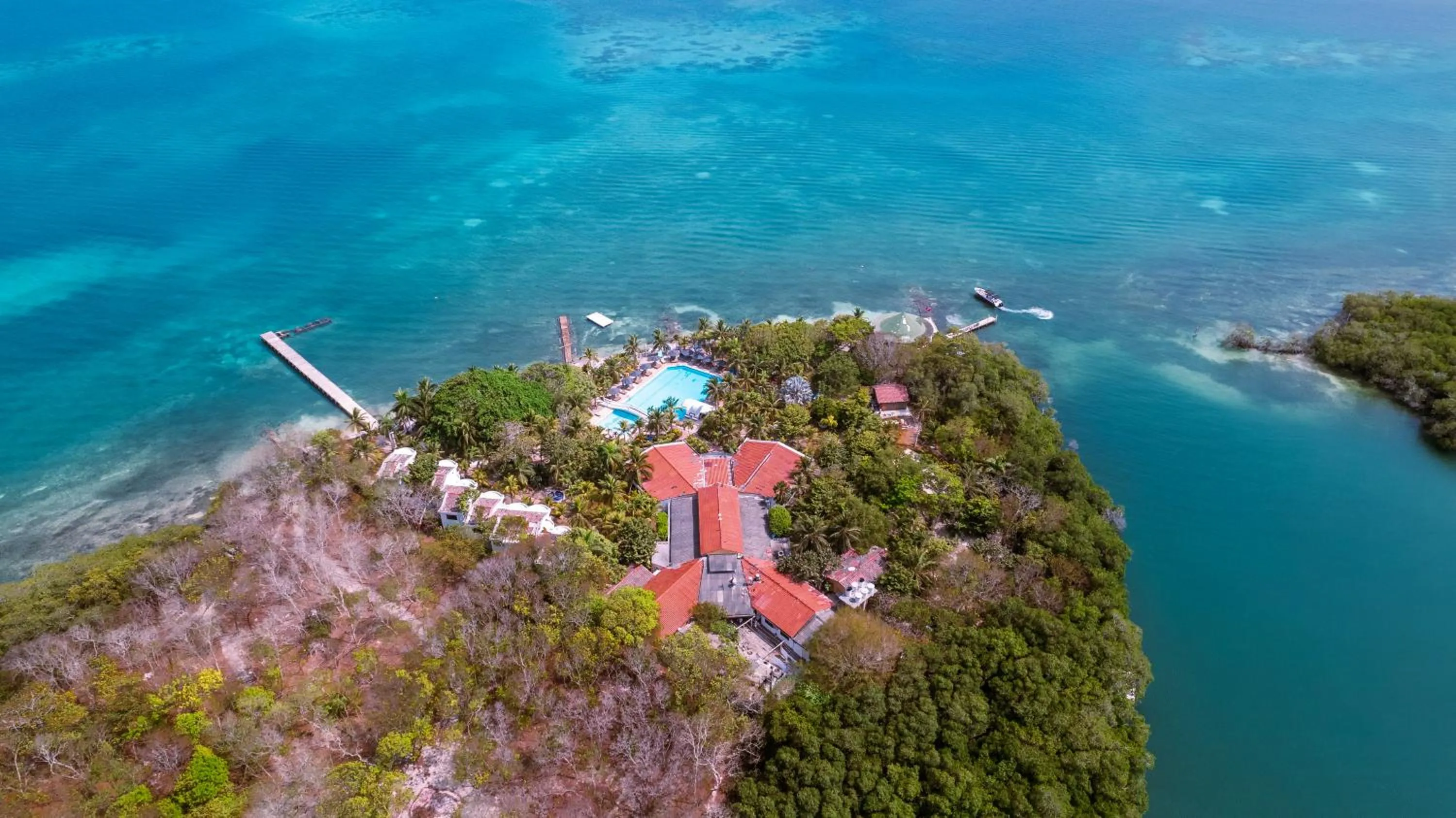 Property building in Hotel Cocoliso Island Resort
